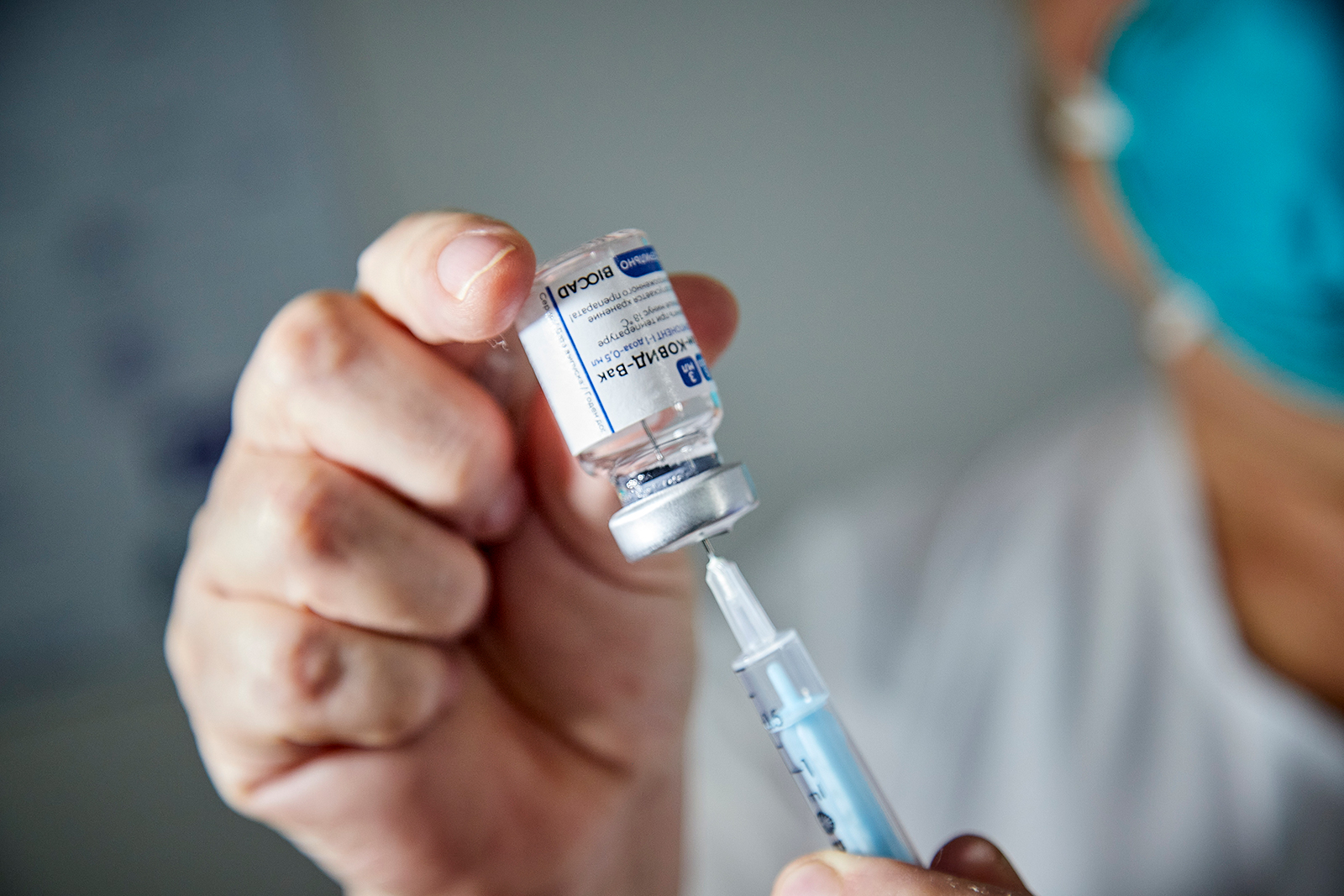 Un travailleur de la santé prépare la première dose de `` Gam-COVID-Vac '', également connu sous le nom de vaccin Spoutnik V, à l'hôpital Luis Lagomaggiore de Mendoza, en Argentine, le 29 décembre 2020.