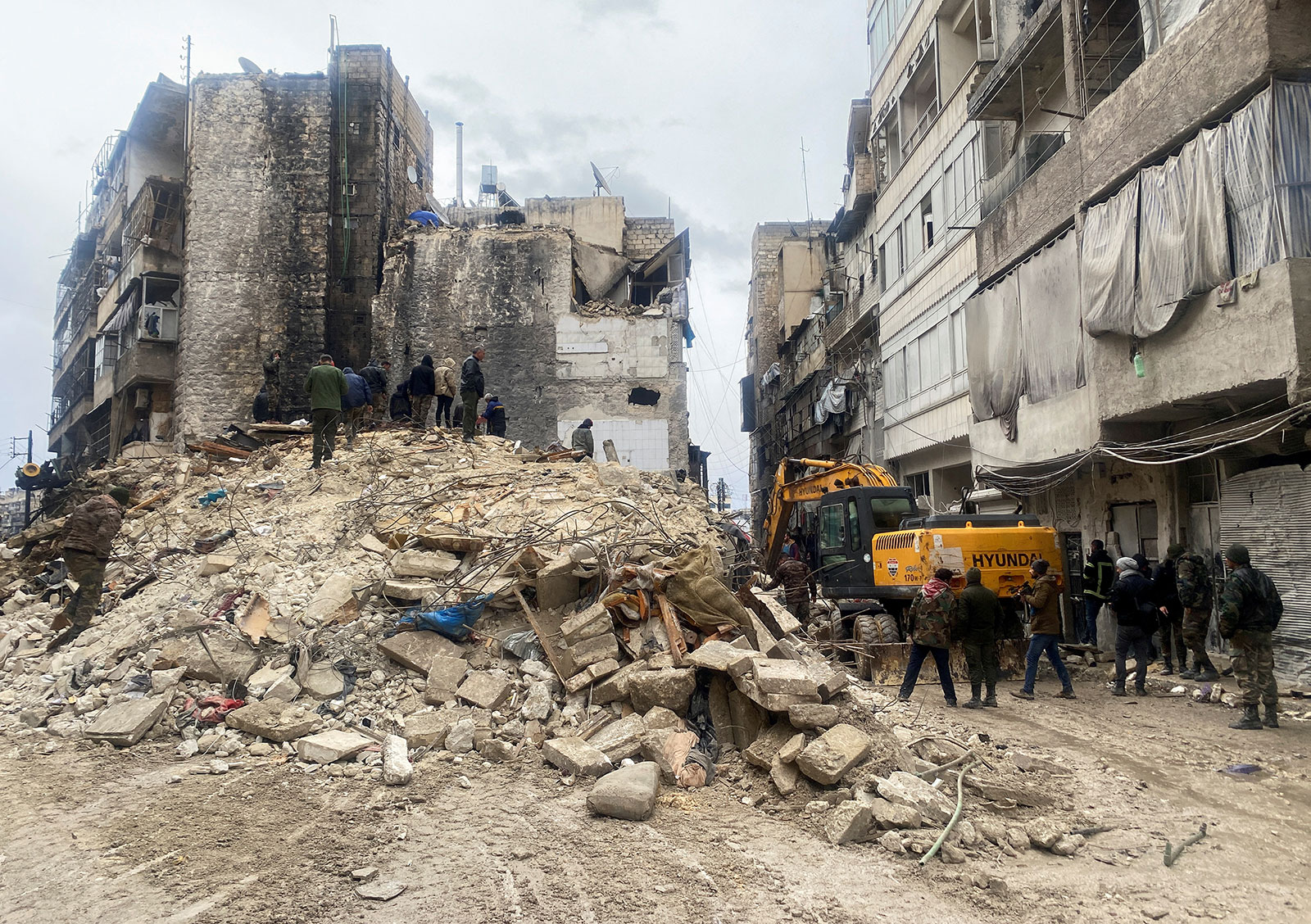 Orang-orang mencari korban selamat di bawah reruntuhan di Aleppo, Suriah, pada 6 Februari.