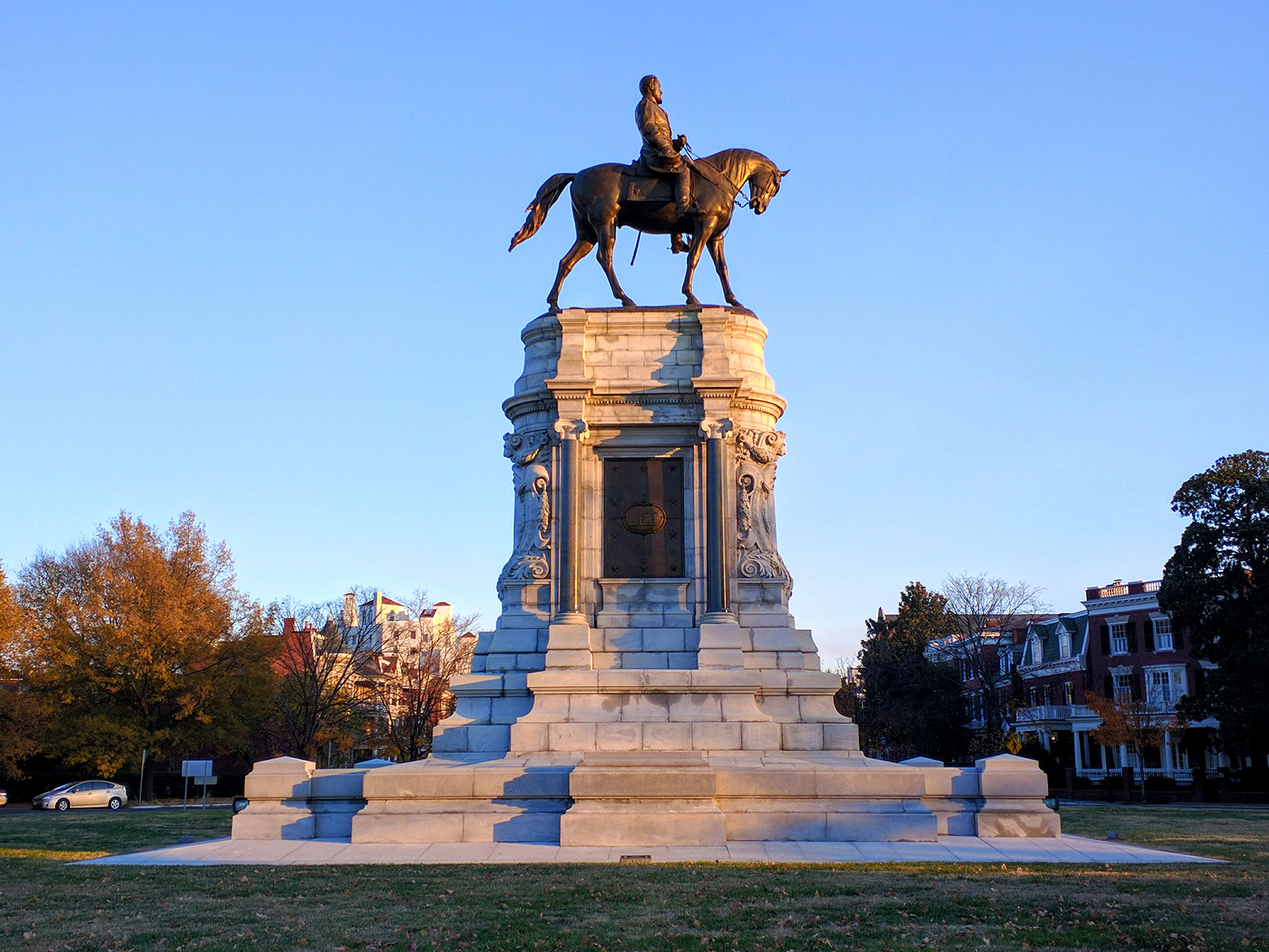  The monument of General Robert E. Lee in Richmond, Virginia.