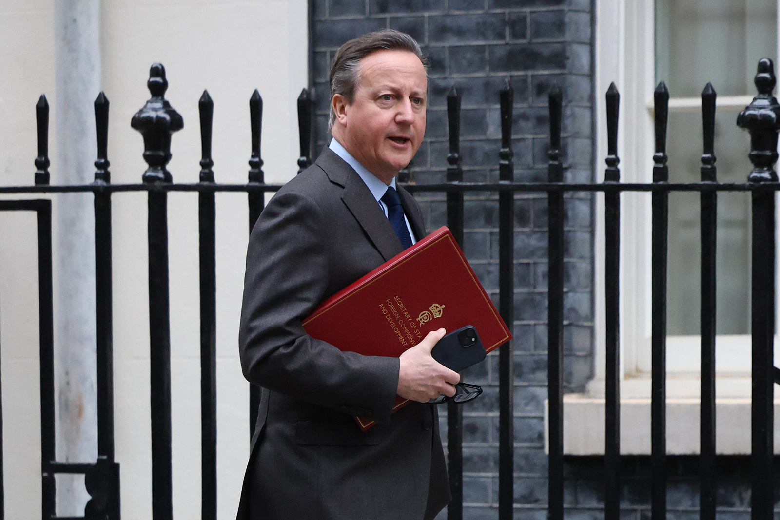 David Cameron llega a una reunión de ministros del gabinete en el número 10 de Downing Street en Londres, Reino Unido, el 6 de febrero de 2024. 