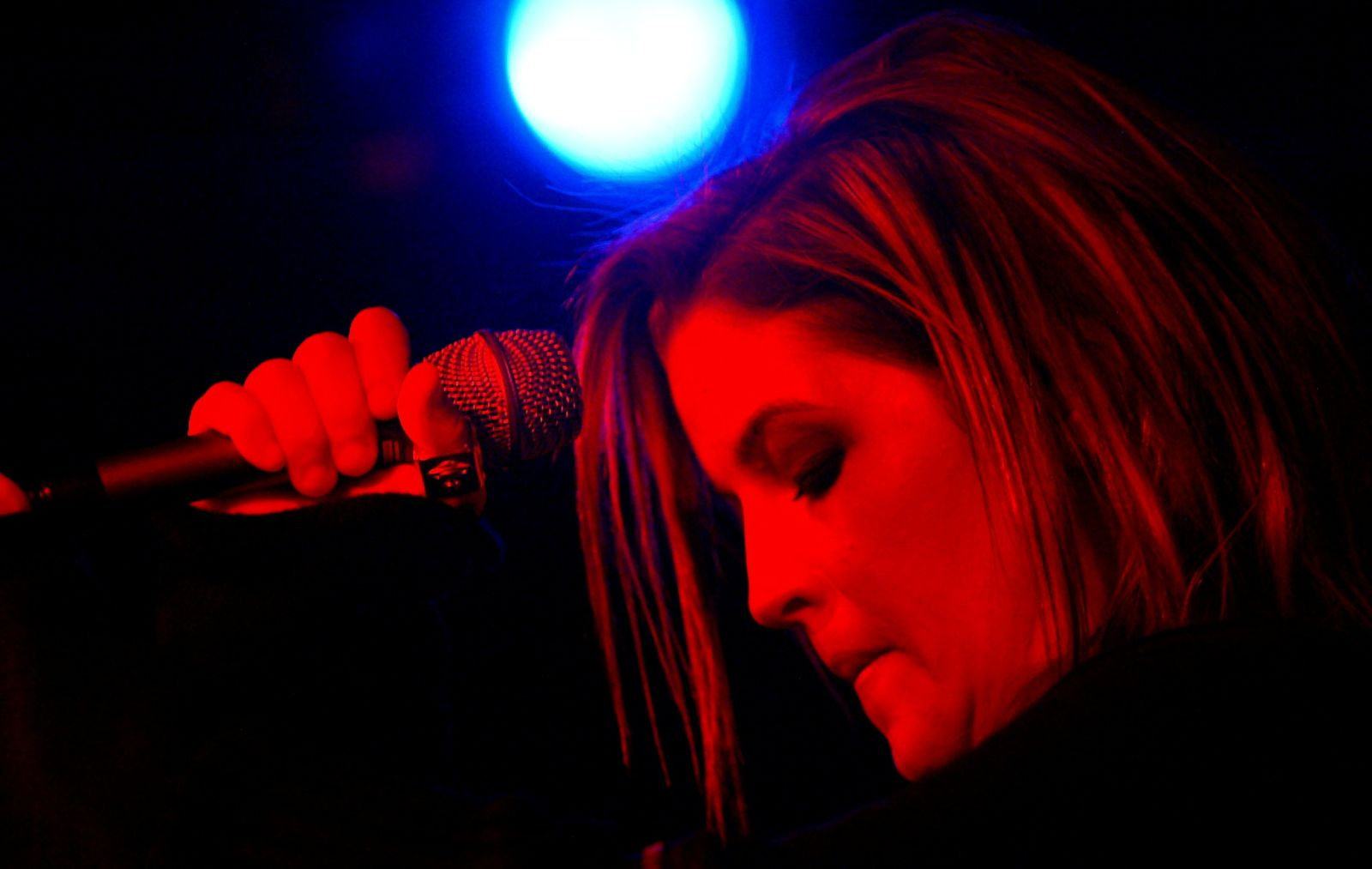 Lisa Marie Presley performs during a rehearsal at the M Bar in London on May 12, 2003. 