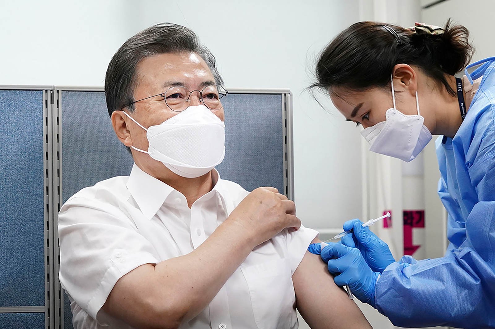 Le président Moon Jae-in reçoit une dose du vaccin AstraZeneca Covid-19 à Séoul, en Corée du Sud, le 23 mars.