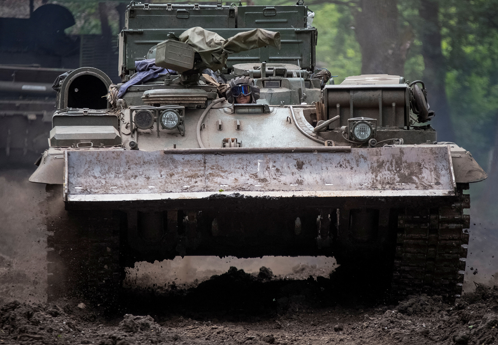 Un militar ucraniano monta un vehículo militar blindado de recuperación en la región de Donetsk, Ucrania, el 12 de junio.