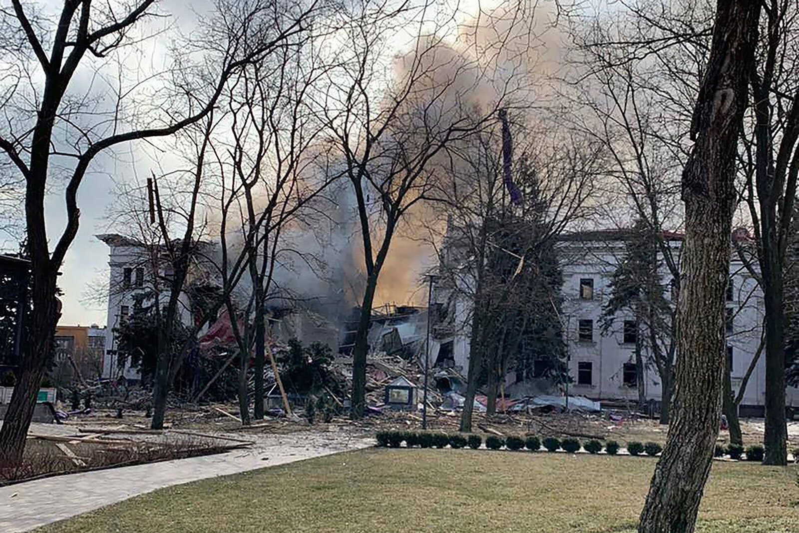 Il teatro Mariupol è stato bombardato, con centinaia di rifugiati, secondo il consiglio comunale