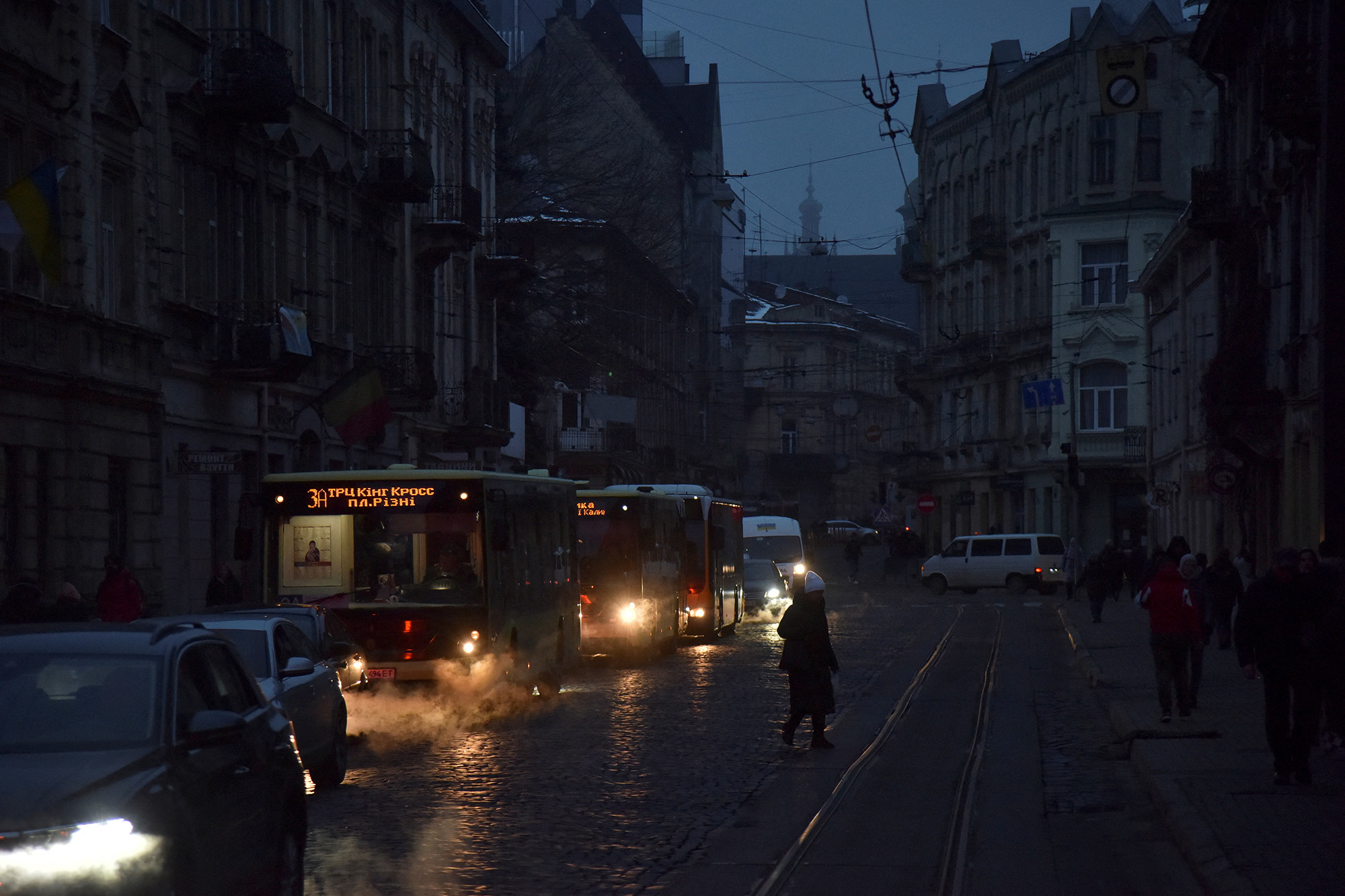 Stadscentrum van Lviv zonder elektriciteit nadat Oekraïense kritieke civiele infrastructuur op 23 november werd getroffen door Russische raketaanvallen.