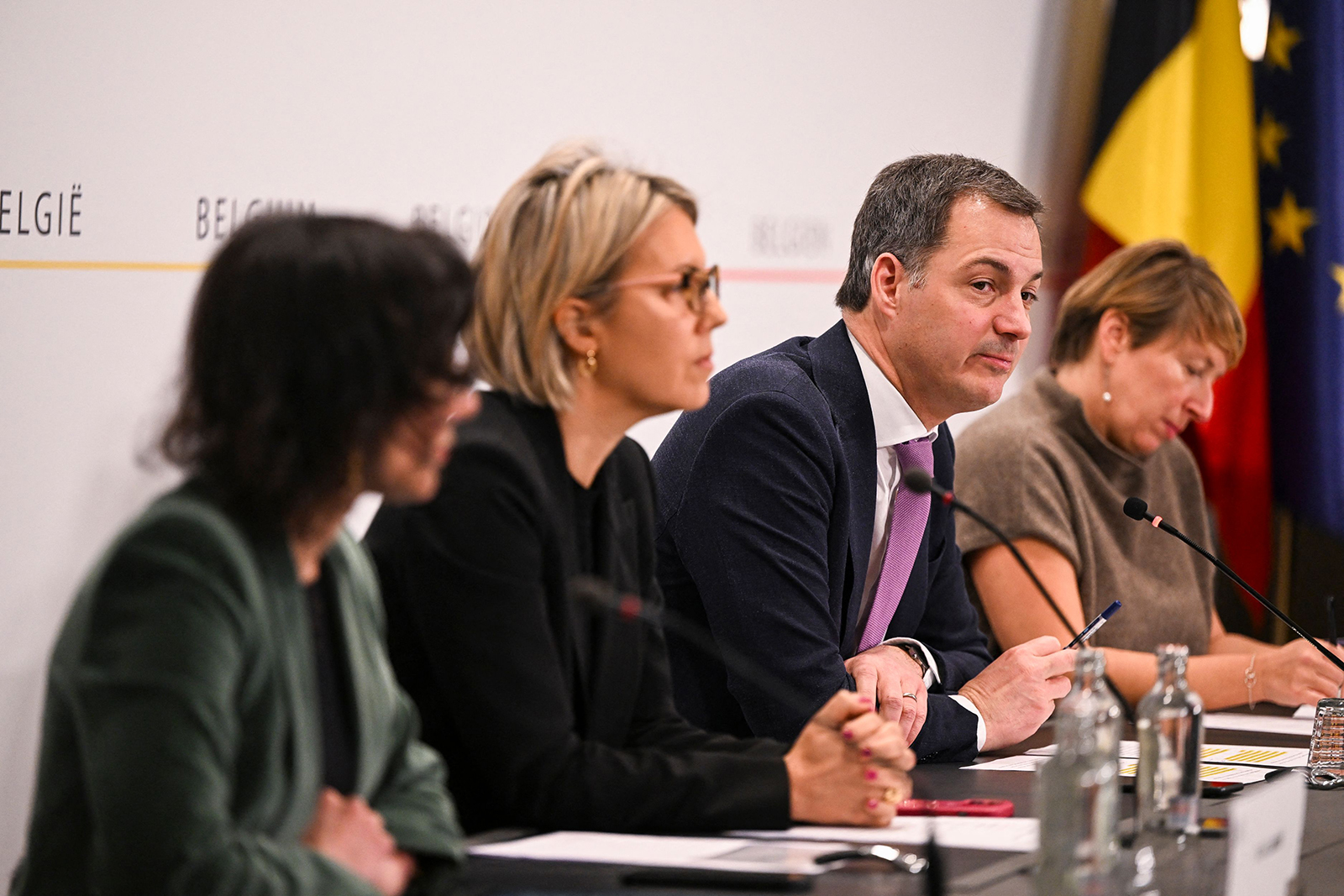 From left to right: Belgian Foreign minister Hadja Lahbib, Defence minister Ludivine Dedonder, Prime Minister Alexander De Croo and Minister for Development Cooperation and Metropolitan Policy Caroline Gennez during a press conference of the federal government on new aid to Ukraine, today in Brussels. 