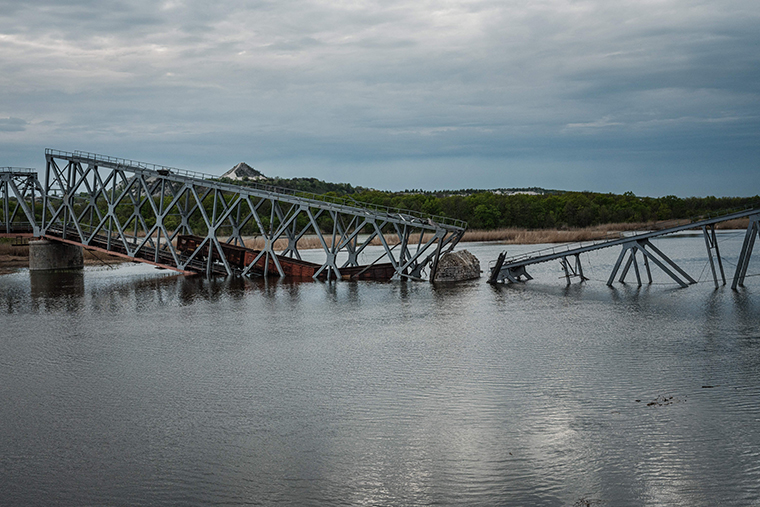 This photograph taken on April 29, 2022 shows a railway bridge, over the Siverskyi Donets river, destroyed by a missile strike according to Ukrainian soldiers, in Raygorodok, eastern Ukraine. 
