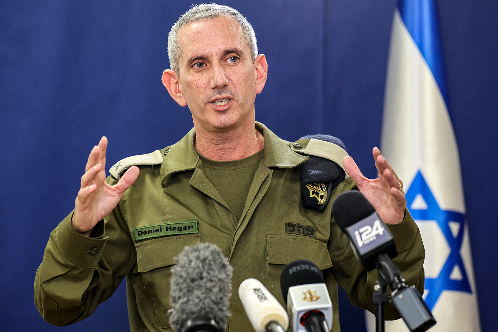 İsrail ordusunun sözcüsü Tuğamiral Daniel Hagari, 18 Ekim 2023'te Tel Aviv'de basına konuşuyor.