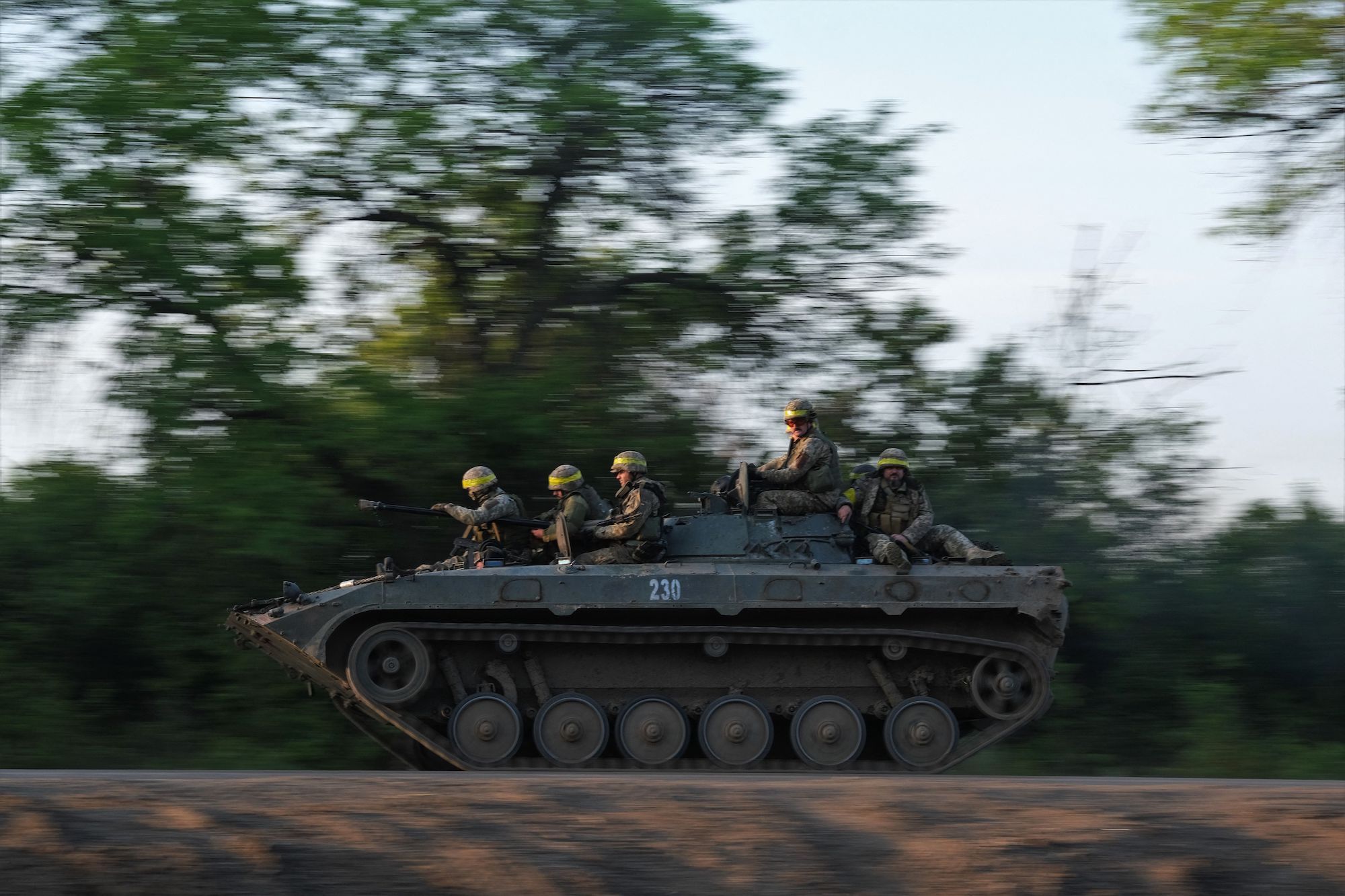 Binh sĩ Ukraine cưỡi trên xe chiến đấu bộ binh BMP tiến về Bakhmut hôm thứ Bảy.