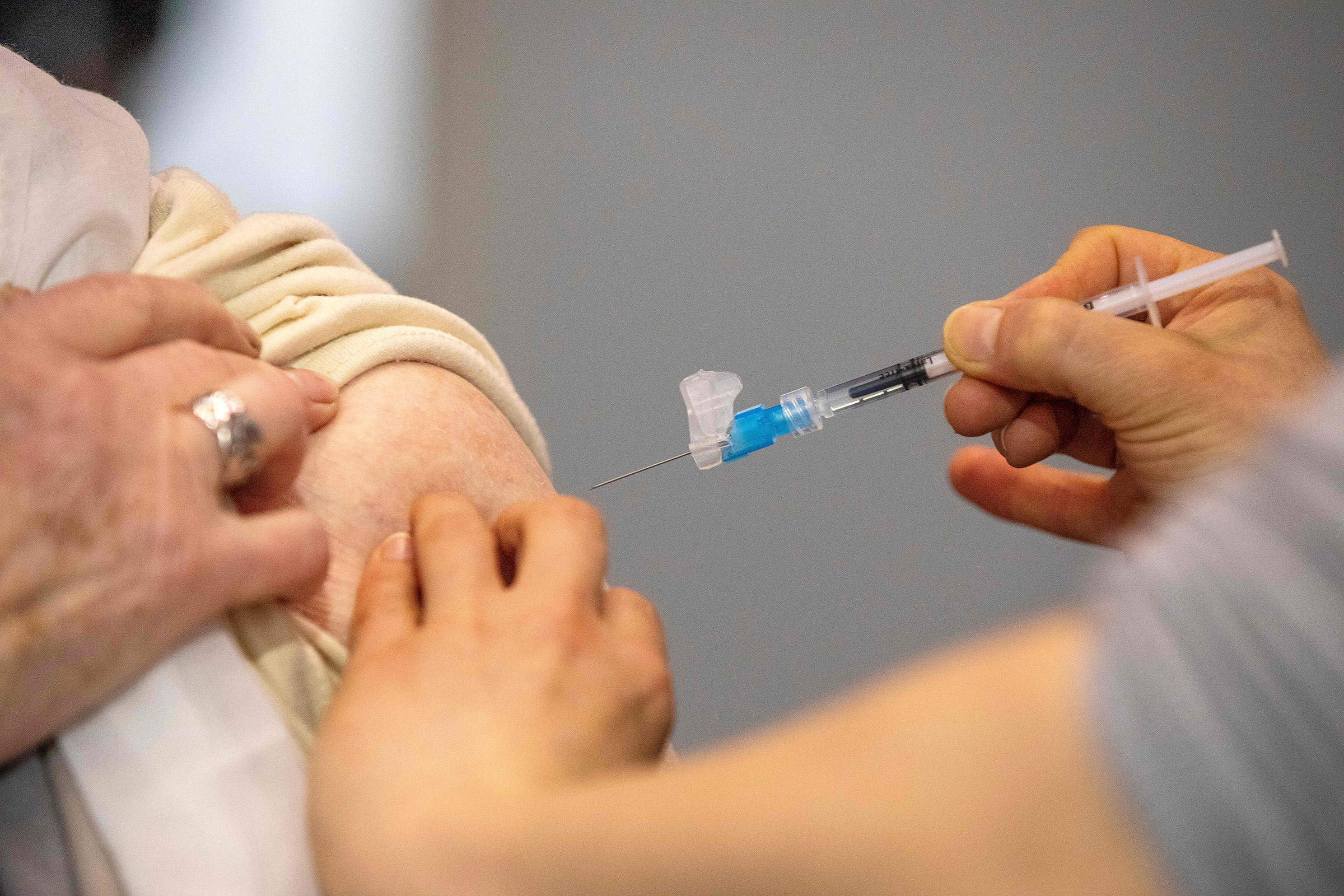 Un professionnel de la santé administre une dose du vaccin Pfizer Covid-19 à Dublin, en Irlande, le 20 mars. 