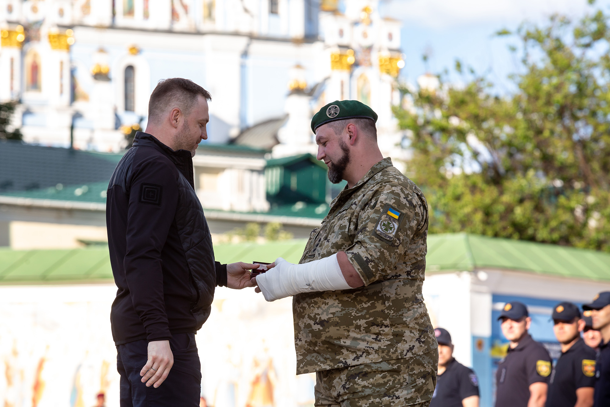 Министърът на вътрешните работи Денис Монастирски награждава военнослужещ с медала на защитника на отечеството на площад Михайловски пред манастира Свети Михаил в Киев, Украйна, на 14 юни.