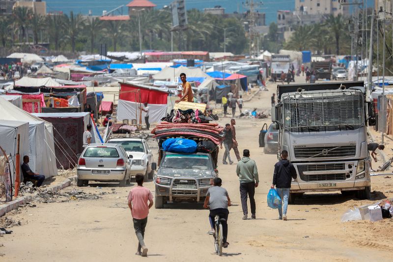 עקורים פלסטינים מגיעים במשאית הנושאת את חפציהם כדי להקים מחסה במחנה אוהלים לאחר שחזרו לחאן יונס בדרום עזה ב-9 במאי.