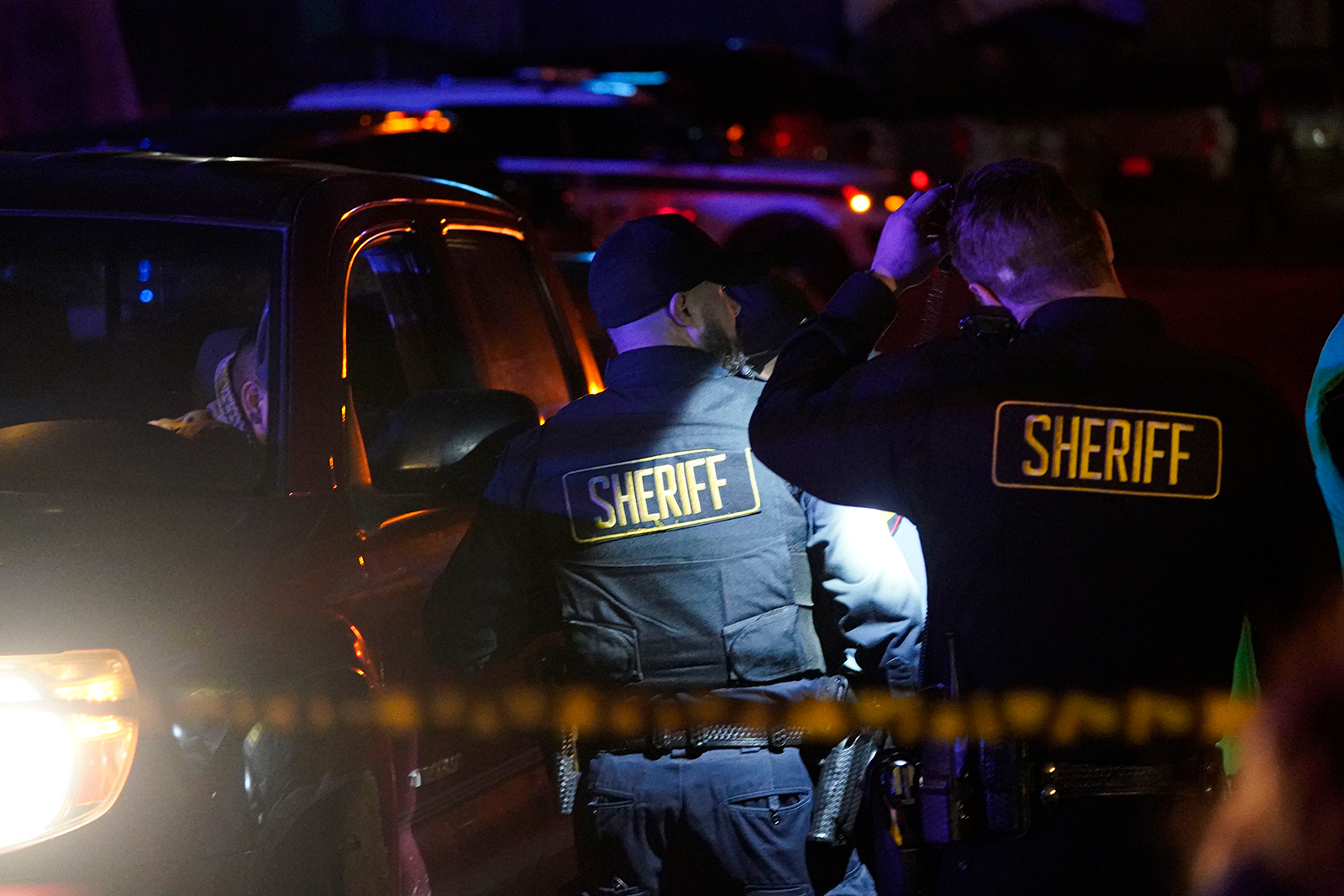 Des agents des forces de l'ordre vérifient la scène d'une fusillade à Half Moon Bay, en Californie, le lundi 23 janvier.