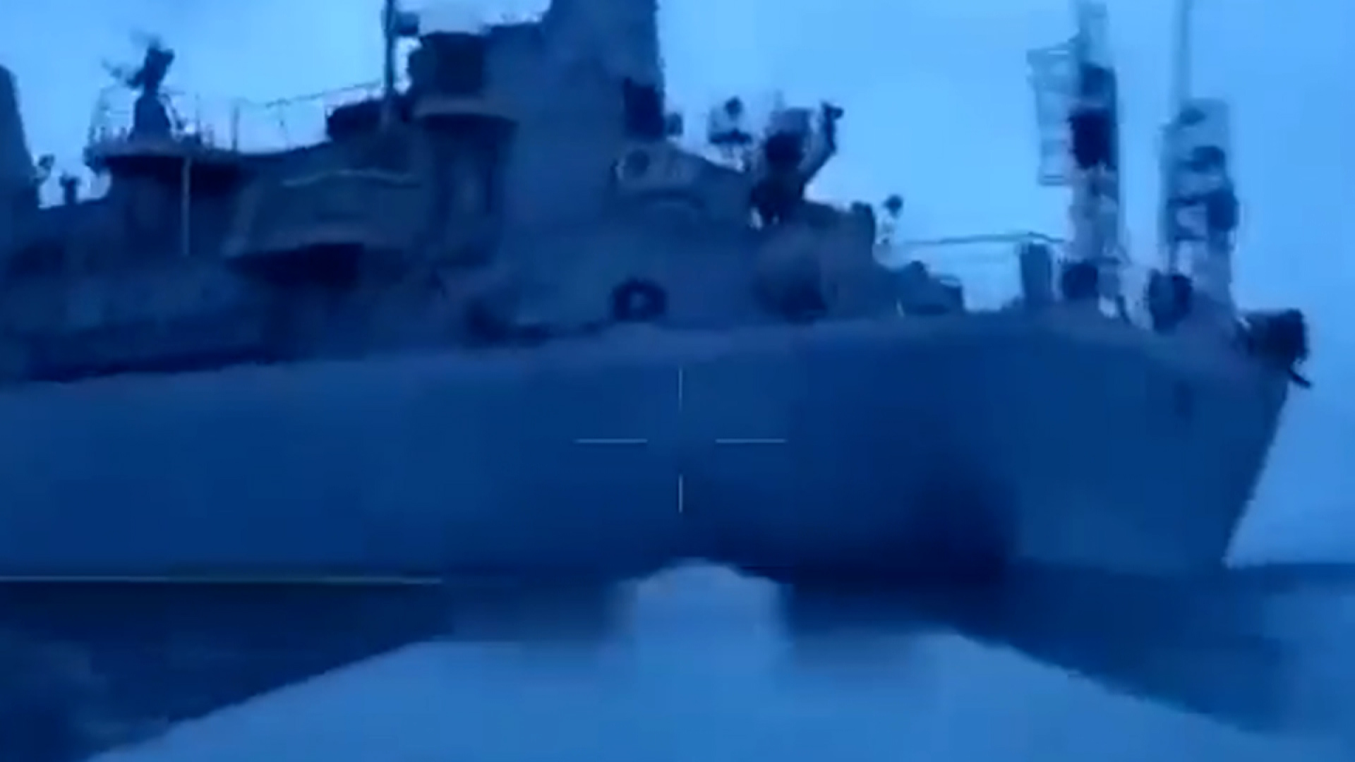 Las imágenes publicadas por el Ministerio de Defensa de Ucrania el jueves parecían mostrar los momentos justo antes de que la nave no tripulada chocara con la nave exploradora rusa Ivan Khurs.