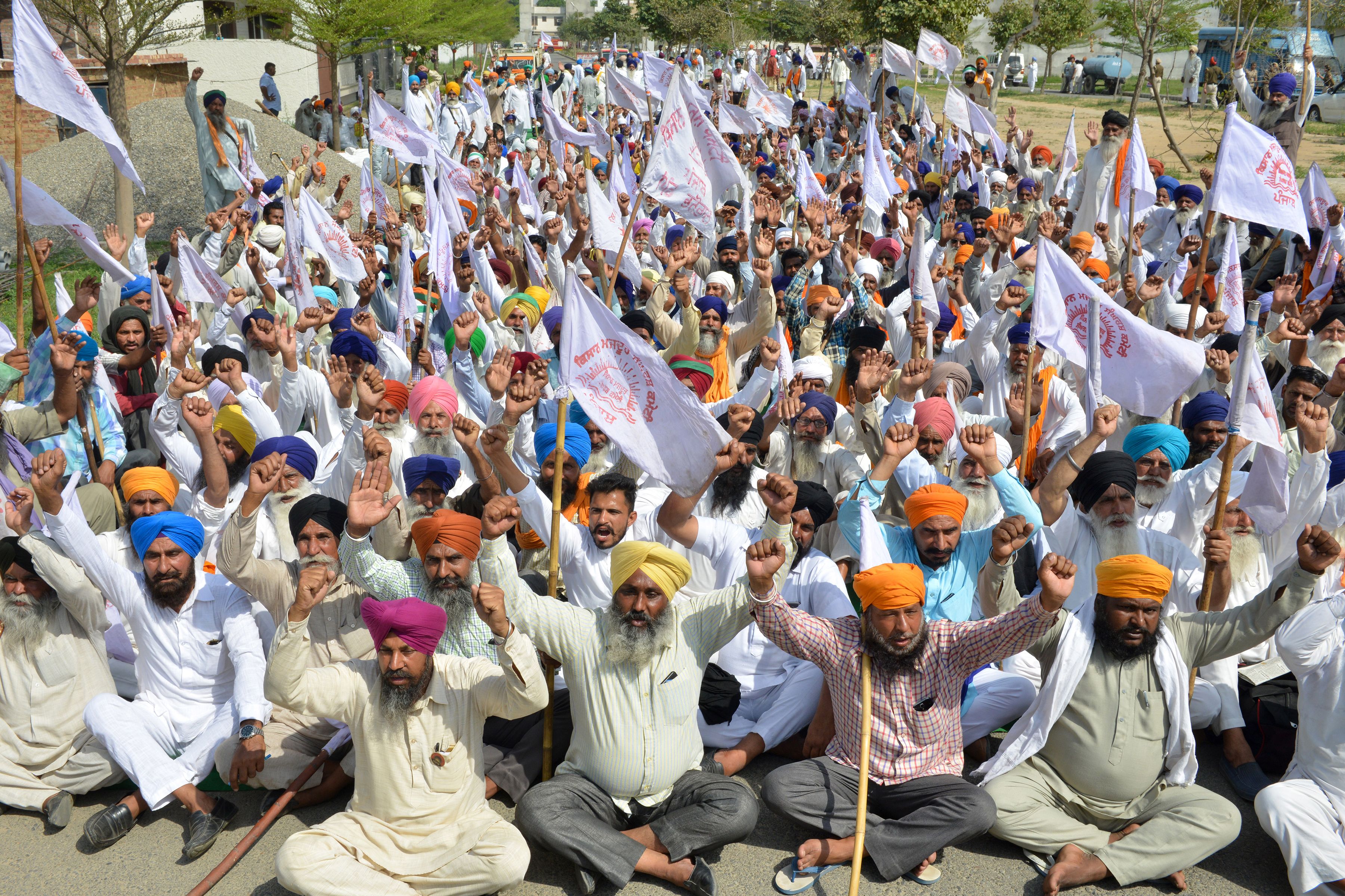 Indian farmers protest against the alleged anti-farmer policies imposed by the central and state government, in Amritsar on March 30, 2019.