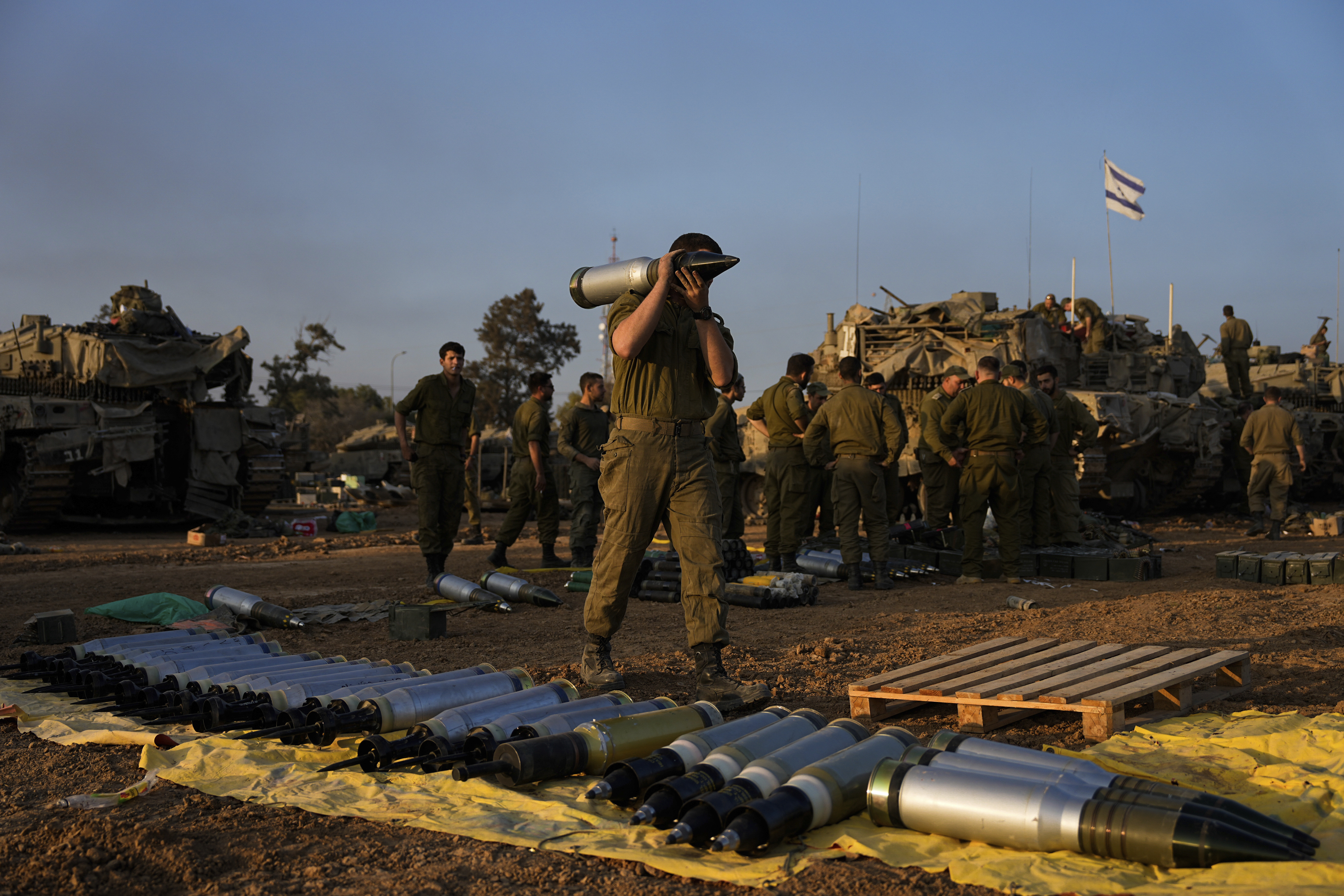 Soldados israelíes cargan proyectiles en un tanque en una zona de concentración en el sur de Israel, cerca de la frontera con Gaza, el 31 de diciembre.