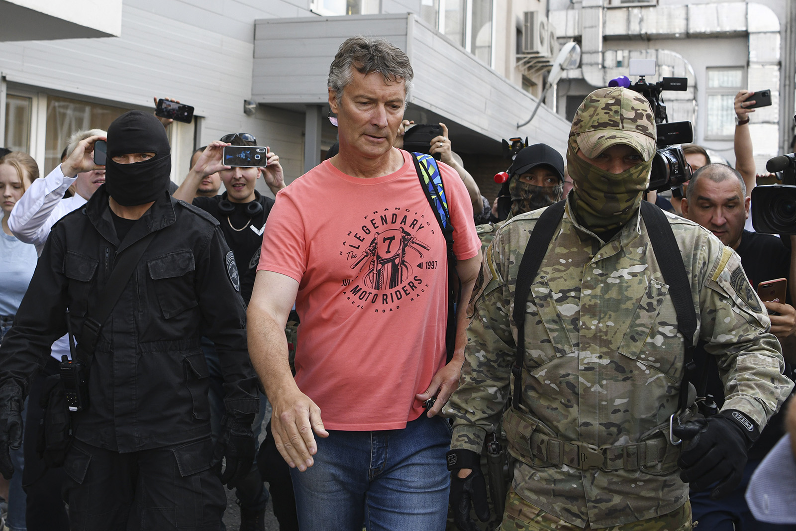 Police detain Yekaterinburg ex-mayor Yevgeny Roizman, center, in Yekaterinburg, Russia, on August 24.