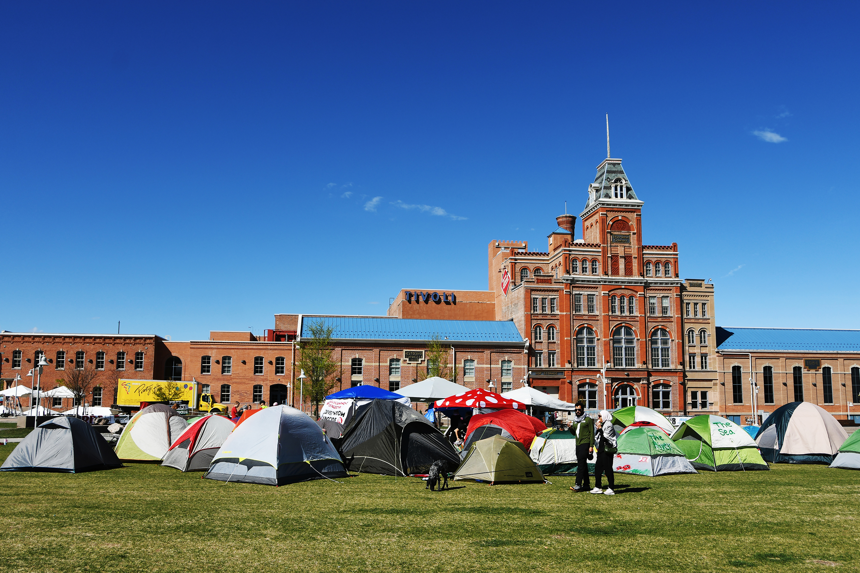 Pro-Palestinian demonstrators set up about 30 tents for their rally. "sit-in" On April 26, a protest against the war in Gaza took place at the Auraria campus in Denver, Colorado.
