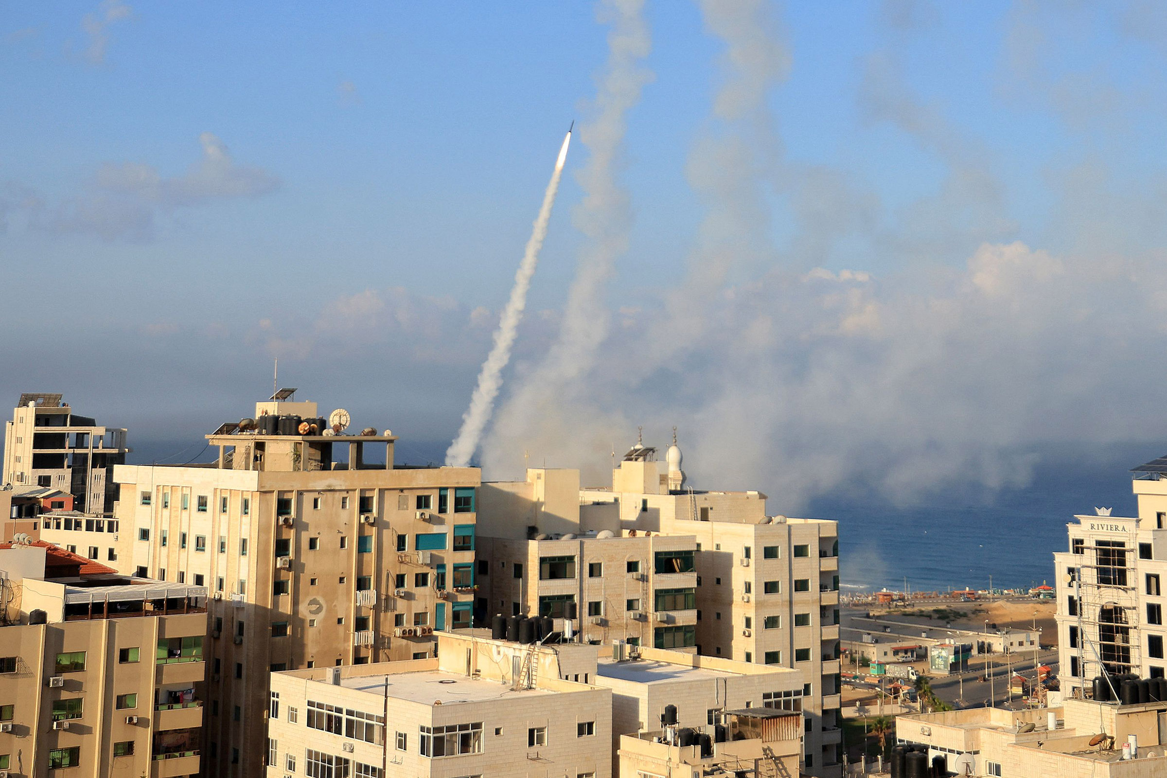 Se lanzan cohetes desde la ciudad de Gaza hacia Israel el 7 de octubre de 2023.