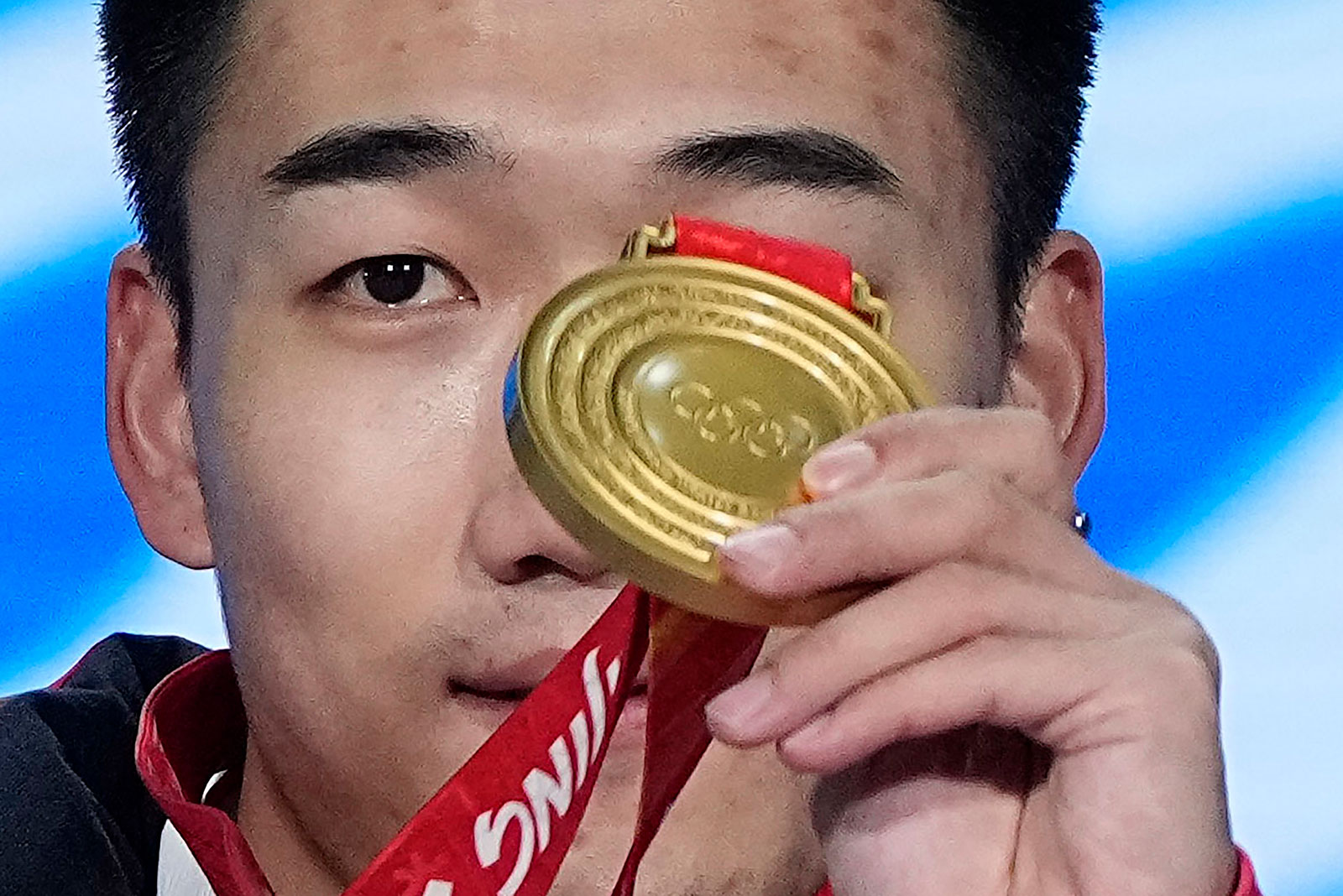 China's Gao Tingyu holds up his gold medal during the ceremony for the men's 500m short track speed skating event on February 12. 