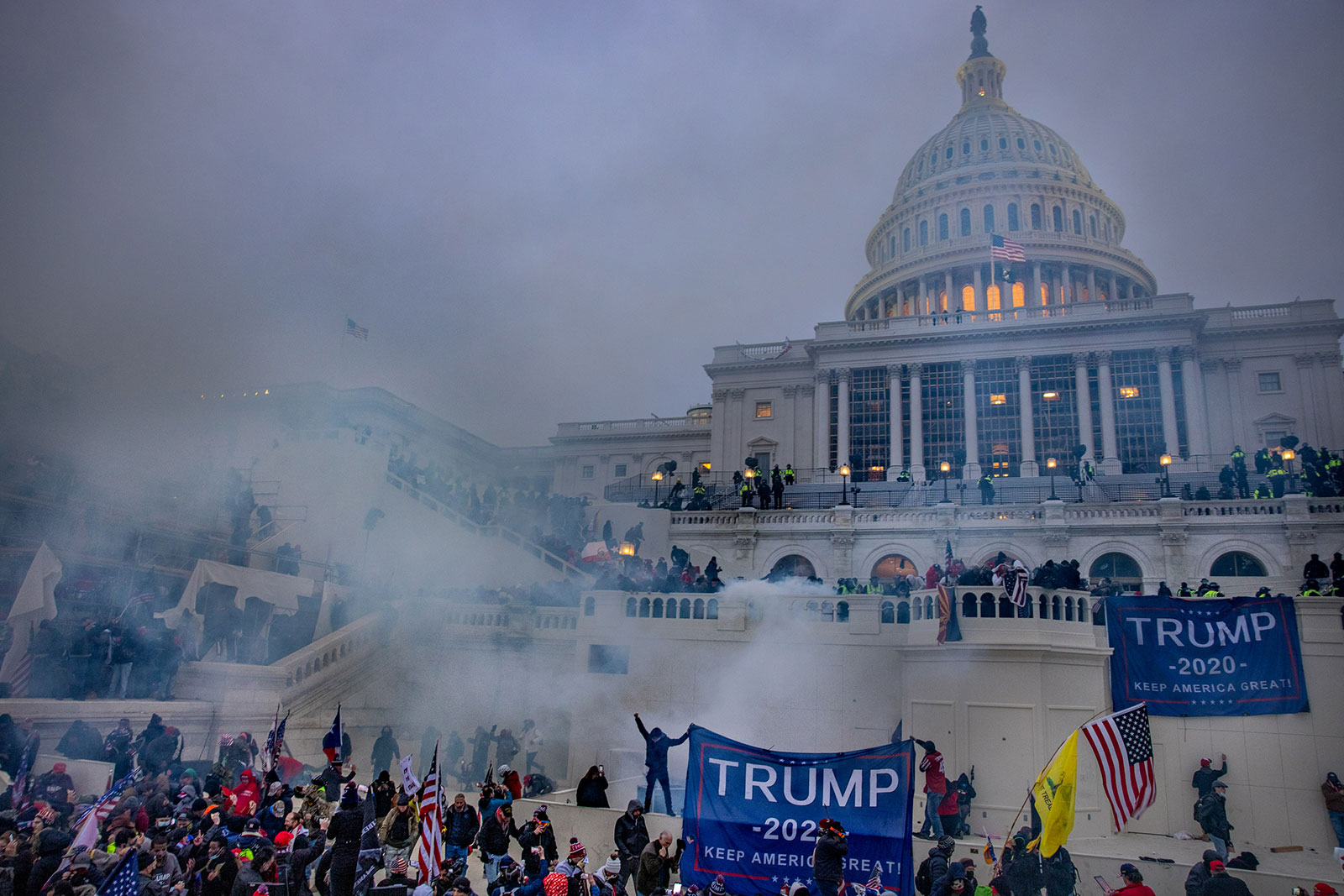 Gas air mata ditembakkan saat pendukung mantan Presiden Trump menyerbu gedung Capitol AS pada 6 Januari 2021. 