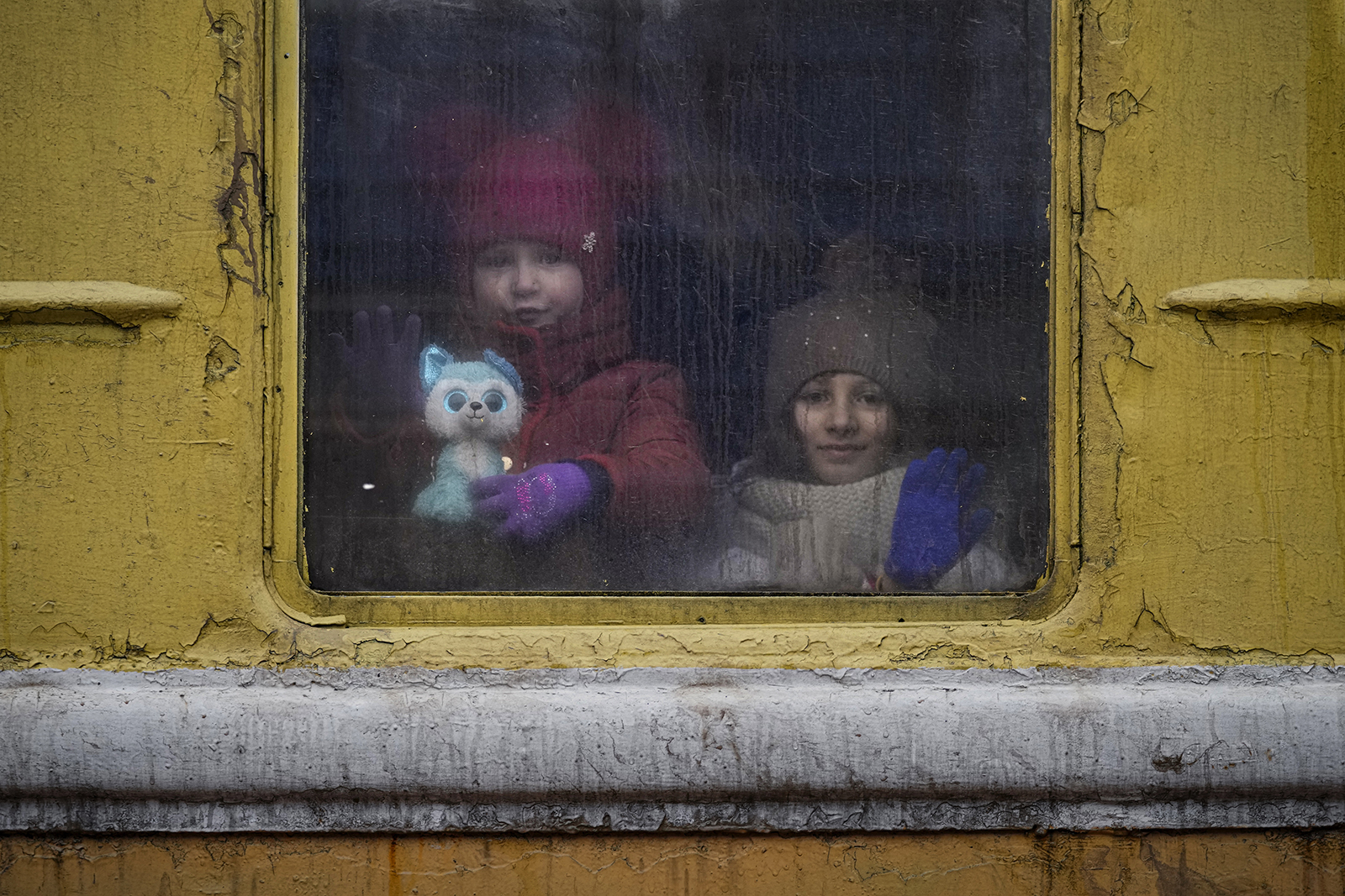 3月3日，在乌克兰基辅，孩子们看着一列开往利沃夫的火车的窗外。
