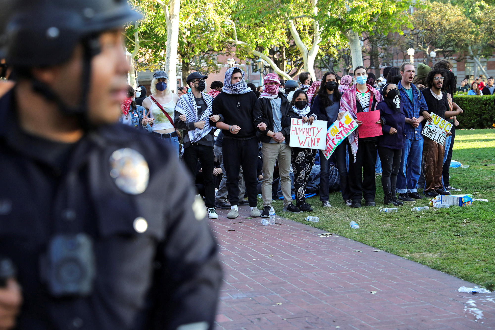 4 月 24 日，洛杉矶警察局包围了在加利福尼亚州洛杉矶南加州大学校友公园的一个营地里抗议支持巴勒斯坦人的学生。