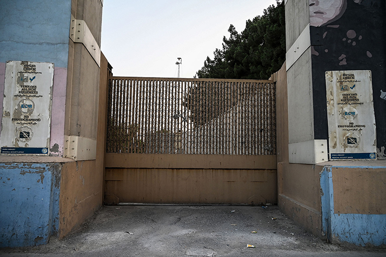 O portão de entrada fechado da embaixada dos EUA foi apresentado depois que os EUA evacuaram seu pessoal em Cabul, em 15 de agosto.