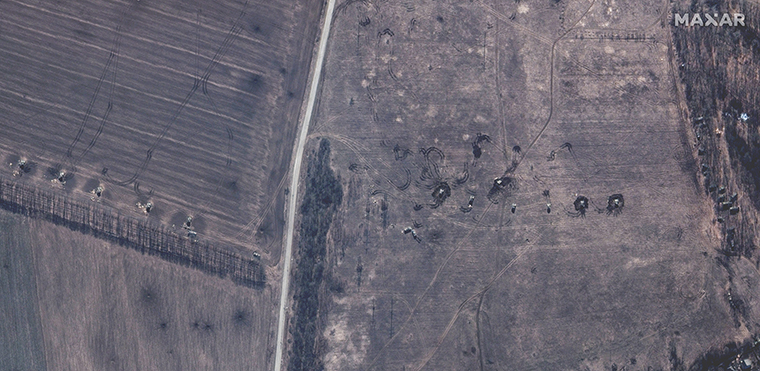 Russian self-propelled artillery in a field, with their turrets pointing toward central Izyum.