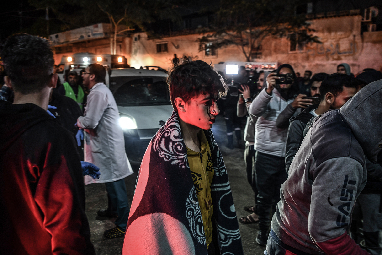 Los palestinos heridos son llevados al Hospital de Kuwait para recibir tratamiento tras los ataques israelíes a la ciudad de Rafah, Gaza, el 12 de febrero.