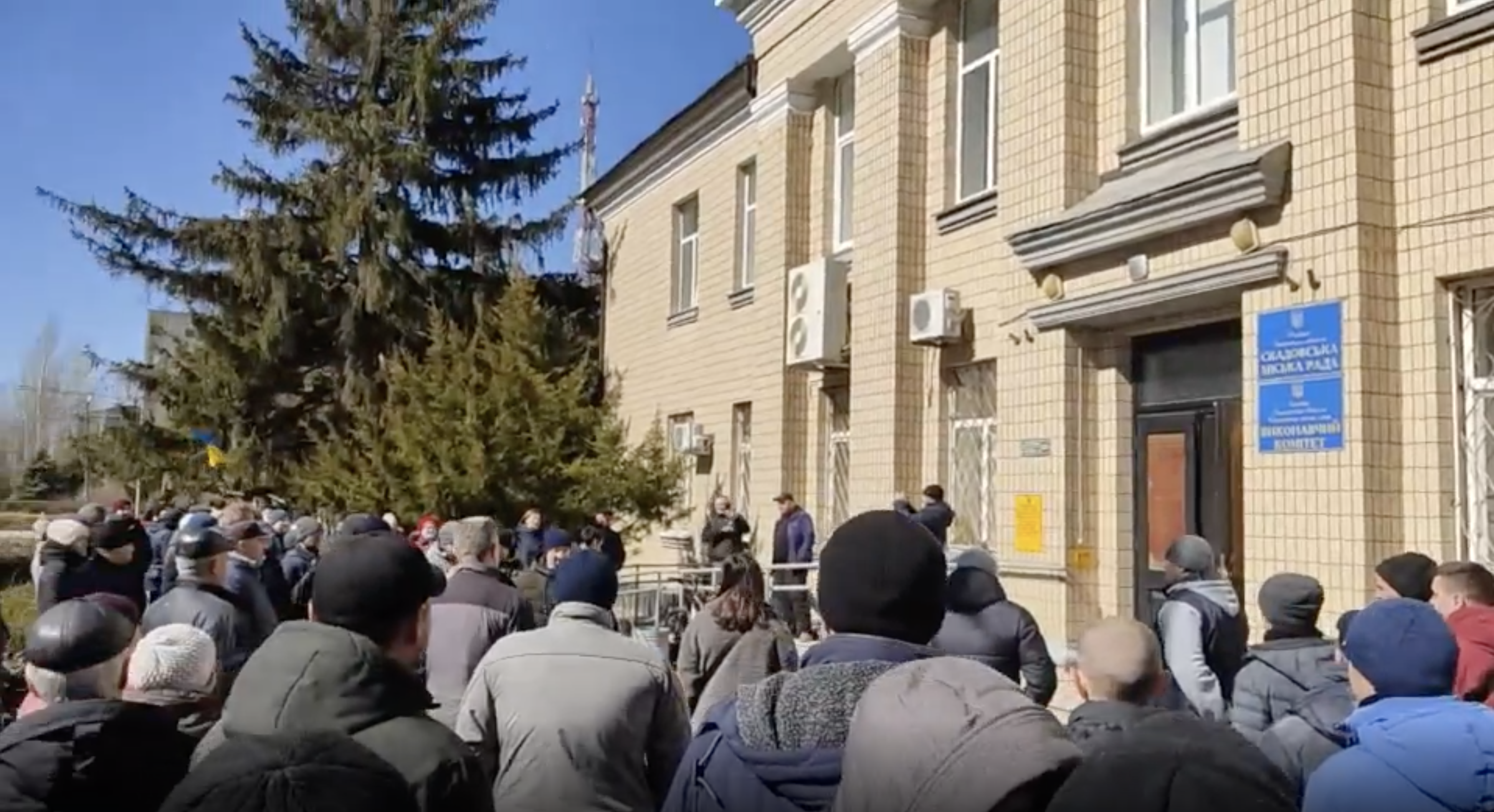 Manifestantes ucranianos em 16 de março na cidade de Skodovsk, ocupada pela Rússia.