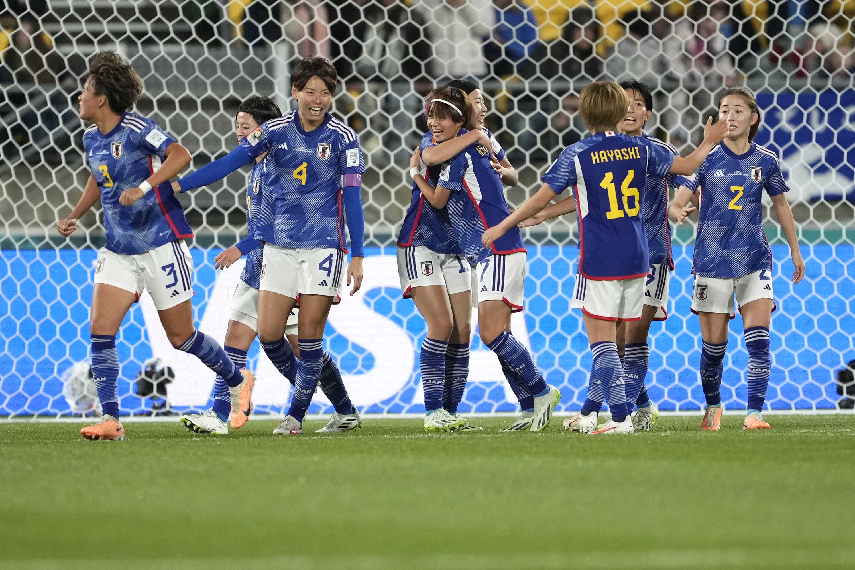 La japonesa Hinata Miyazawa, en el centro, celebra con sus compañeras de equipo tras marcar el primer gol durante el partido entre Japón y España en Wellington, Nueva Zelanda, el lunes 31 de julio. John Cowpland/AP