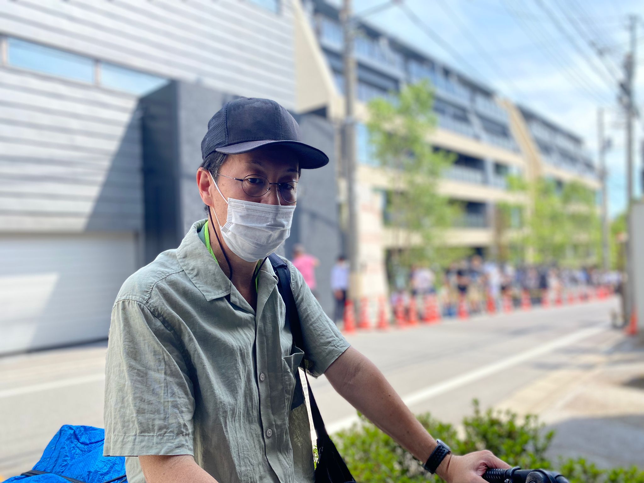 周六，内田隆史站在东京的安倍家宅外。