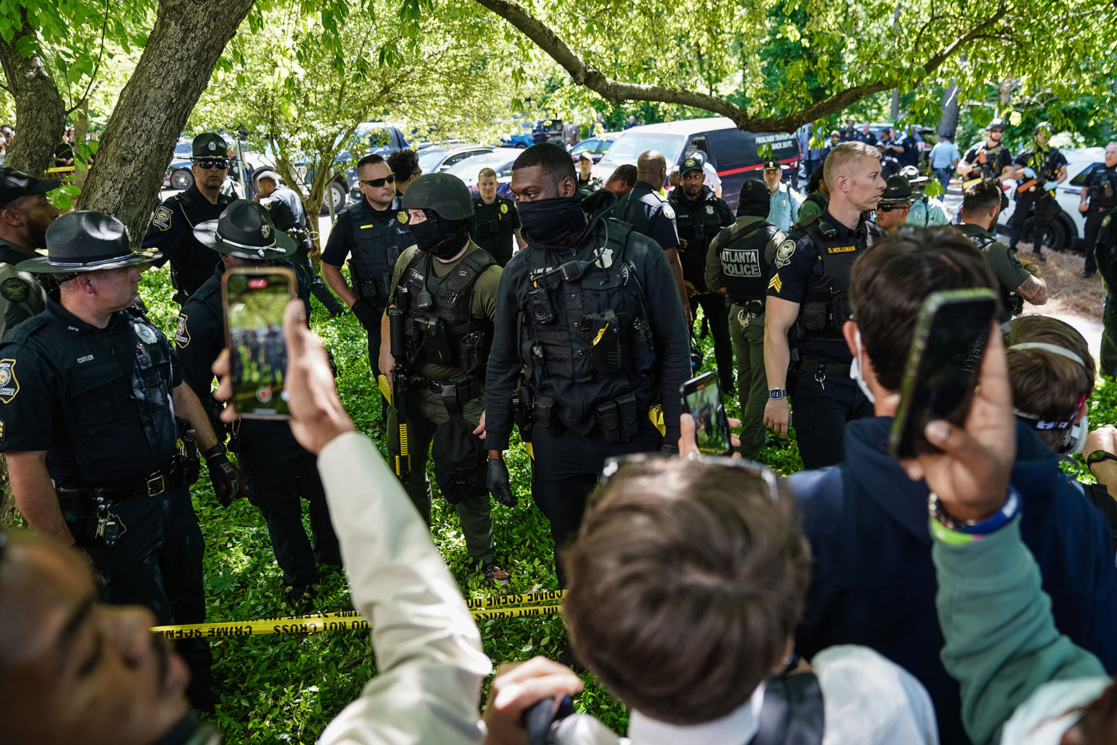 周四，亚特兰大埃默里大学的抗议活动中，抗议者记录了警察的情况。