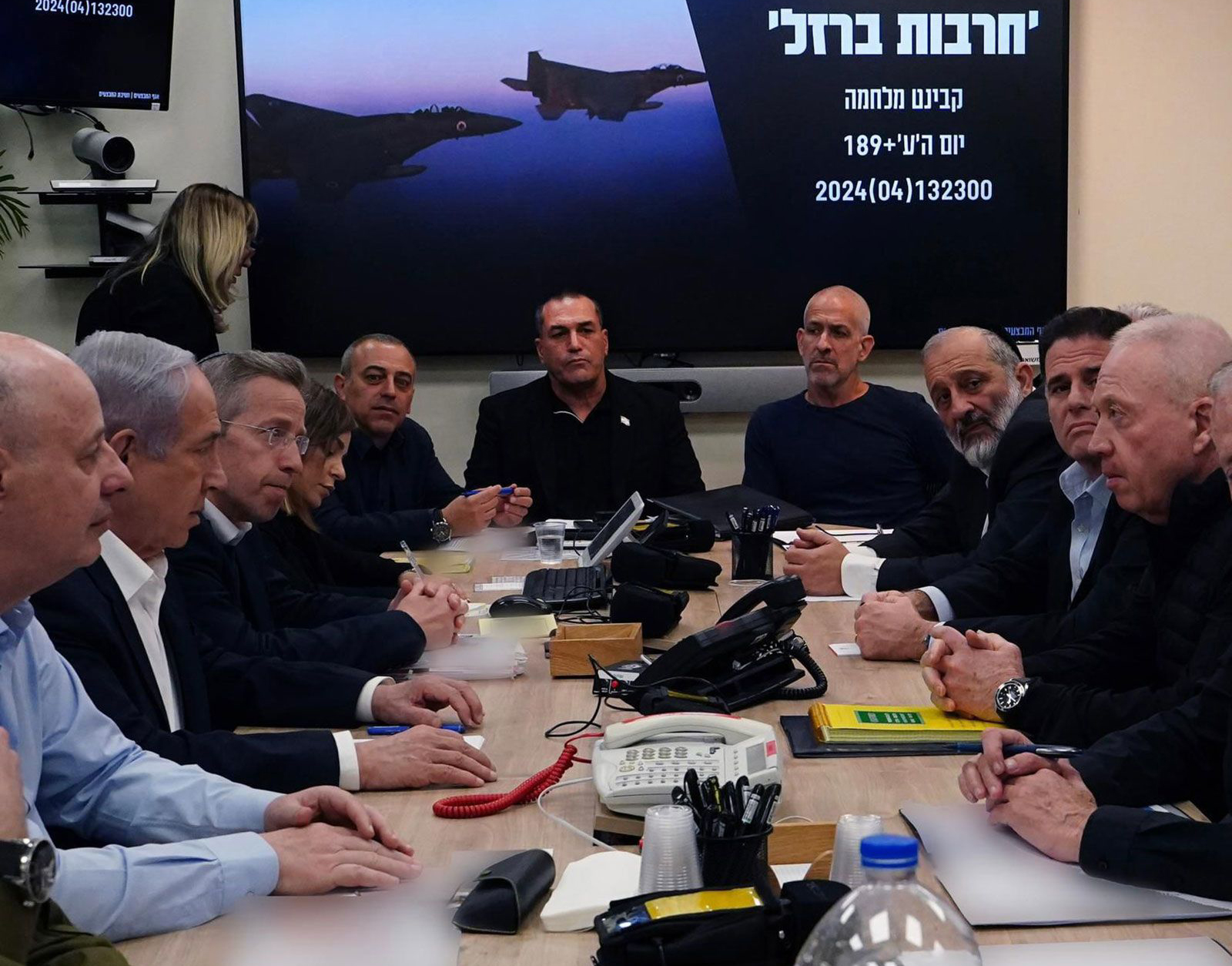 Esta foto, divulgada na manhã de domingo, horário local, mostra o primeiro-ministro israelense, Benjamin Netanyahu, o segundo a partir da esquerda, reunindo-se com membros de seu gabinete de guerra no Ministério da Defesa em Tel Aviv, Israel.  Partes desta imagem foram desfocadas pela fonte.
