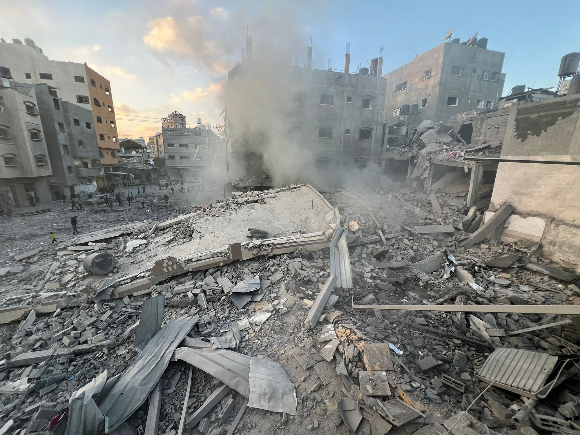Una vista general del edificio destruido tras los ataques israelíes al campo de refugiados de Jabalia en Gaza el 1 de diciembre.