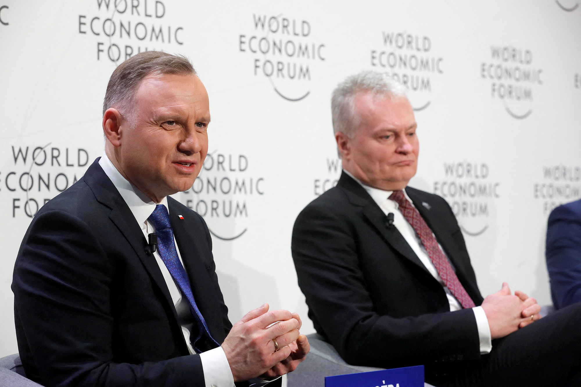 De Poolse president Andrzej Duda.  links, en de Litouwse president Gitanas Nauseda neemt deel aan de sessie van het World Economic Forum (WEF). "Ter verdediging van Europa"in Davos, Zwitserland, op 17 januari.