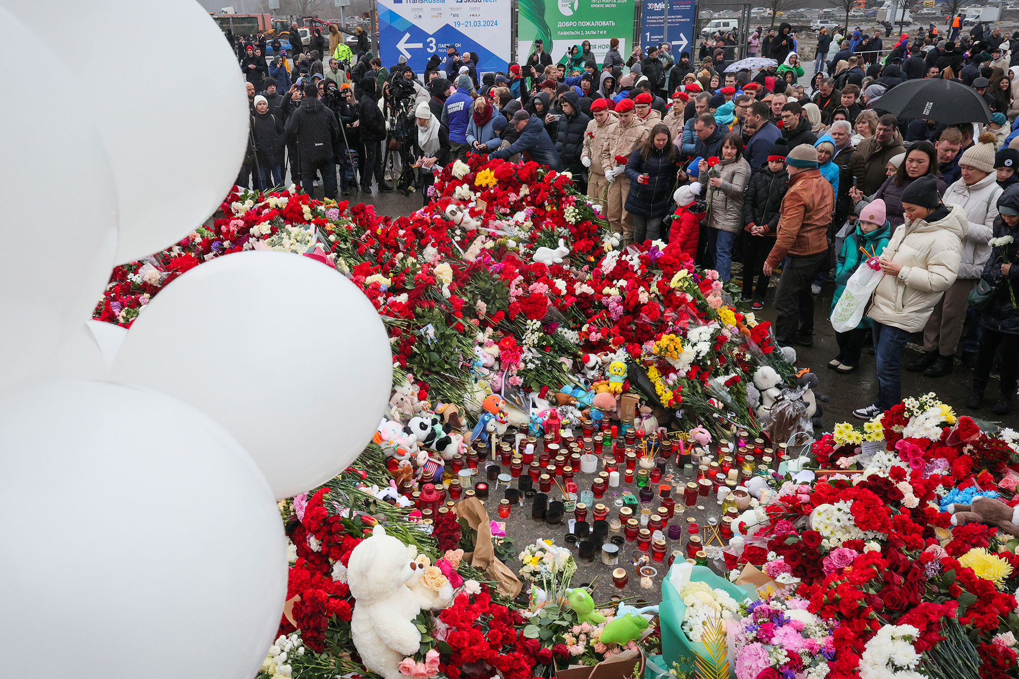 Người dân tụ tập tại đài tưởng niệm bên ngoài Tòa thị chính Crocus ở Moscow, Nga, vào ngày 24/3.