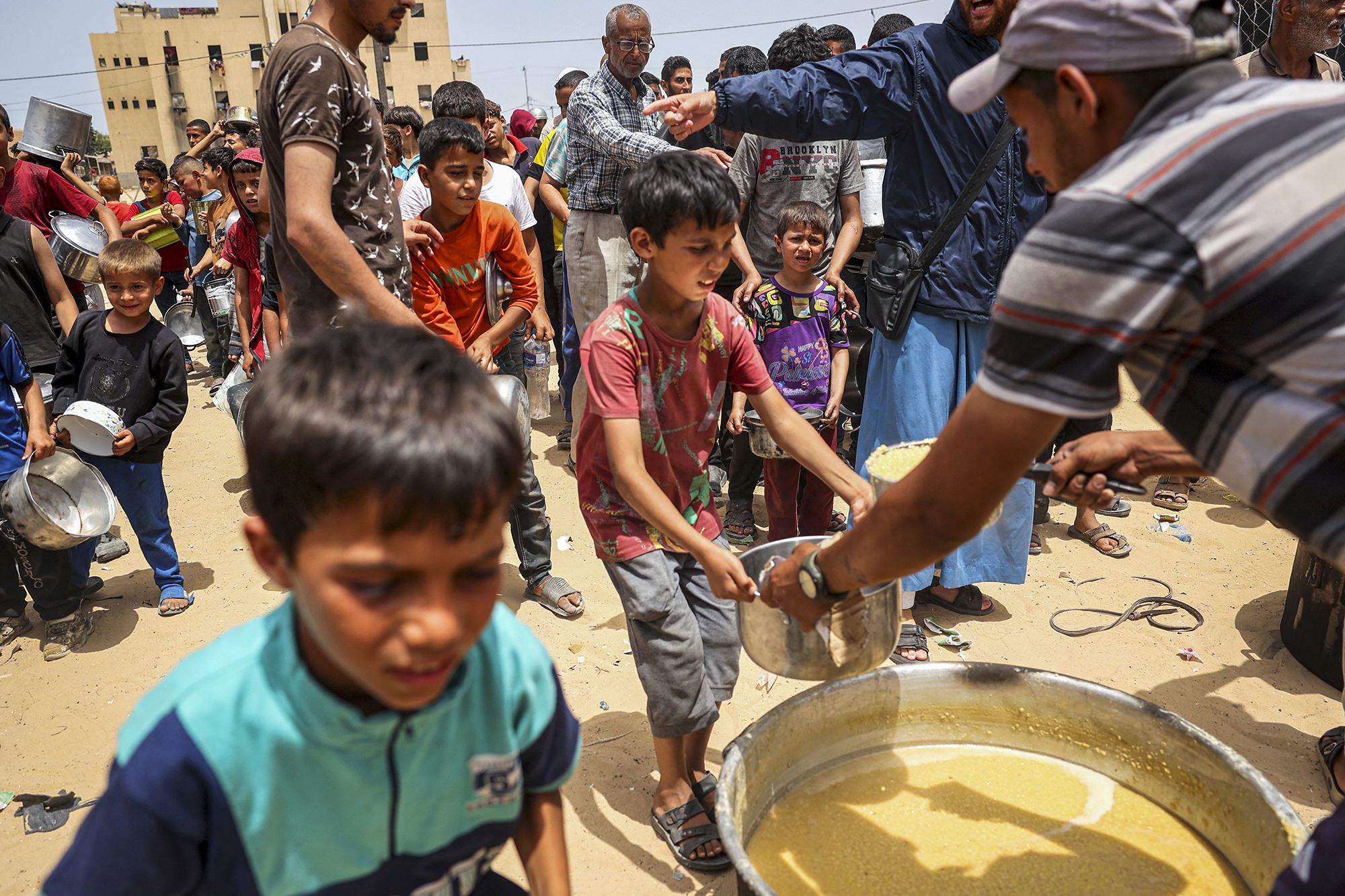 Vertriebene palästinensische Kinder stehen am 19. Mai in Rafah, Gaza, Schlange, um Essen zu erhalten.