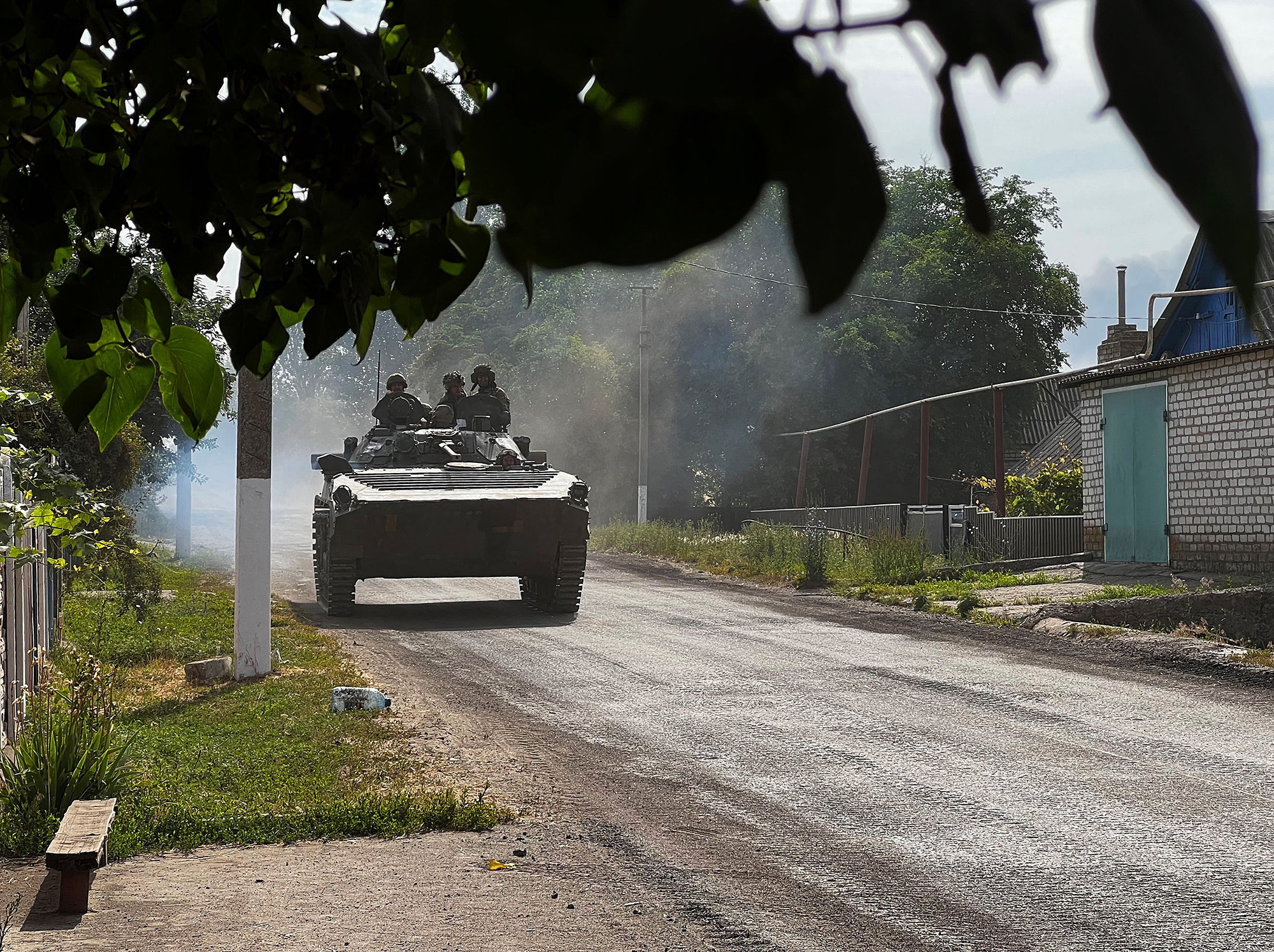 Soldados ucranianos dirigem um veículo blindado na estrada principal para Lysychansk, na região leste ucraniana de Donbas, em 26 de junho.