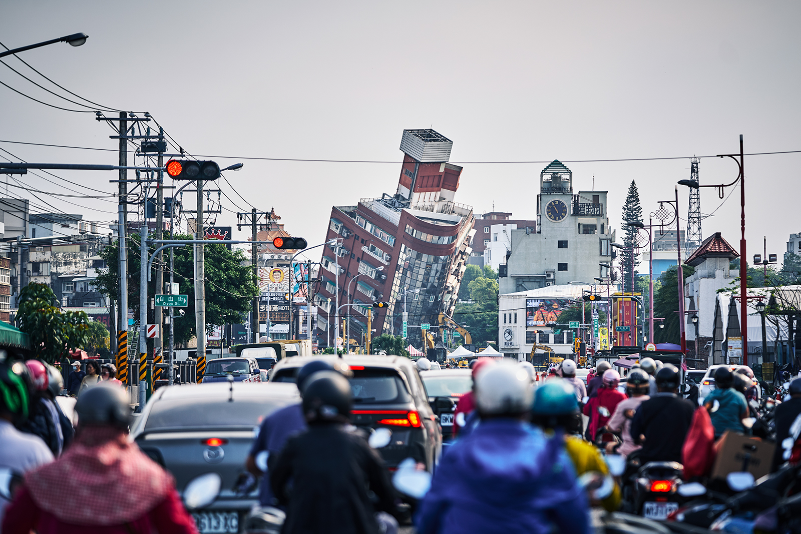 Nach einem Erdbeben in Hualien, Taiwan, am Donnerstag fahren Fahrzeuge vor einem beschädigten Gebäude.
