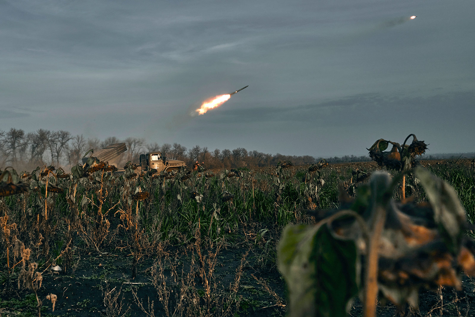จรวดของกองทัพยูเครนยิงใส่ตำแหน่งของรัสเซียใกล้กับเมืองบาคมุท ประเทศยูเครน เมื่อวันที่ 24 พฤศจิกายน