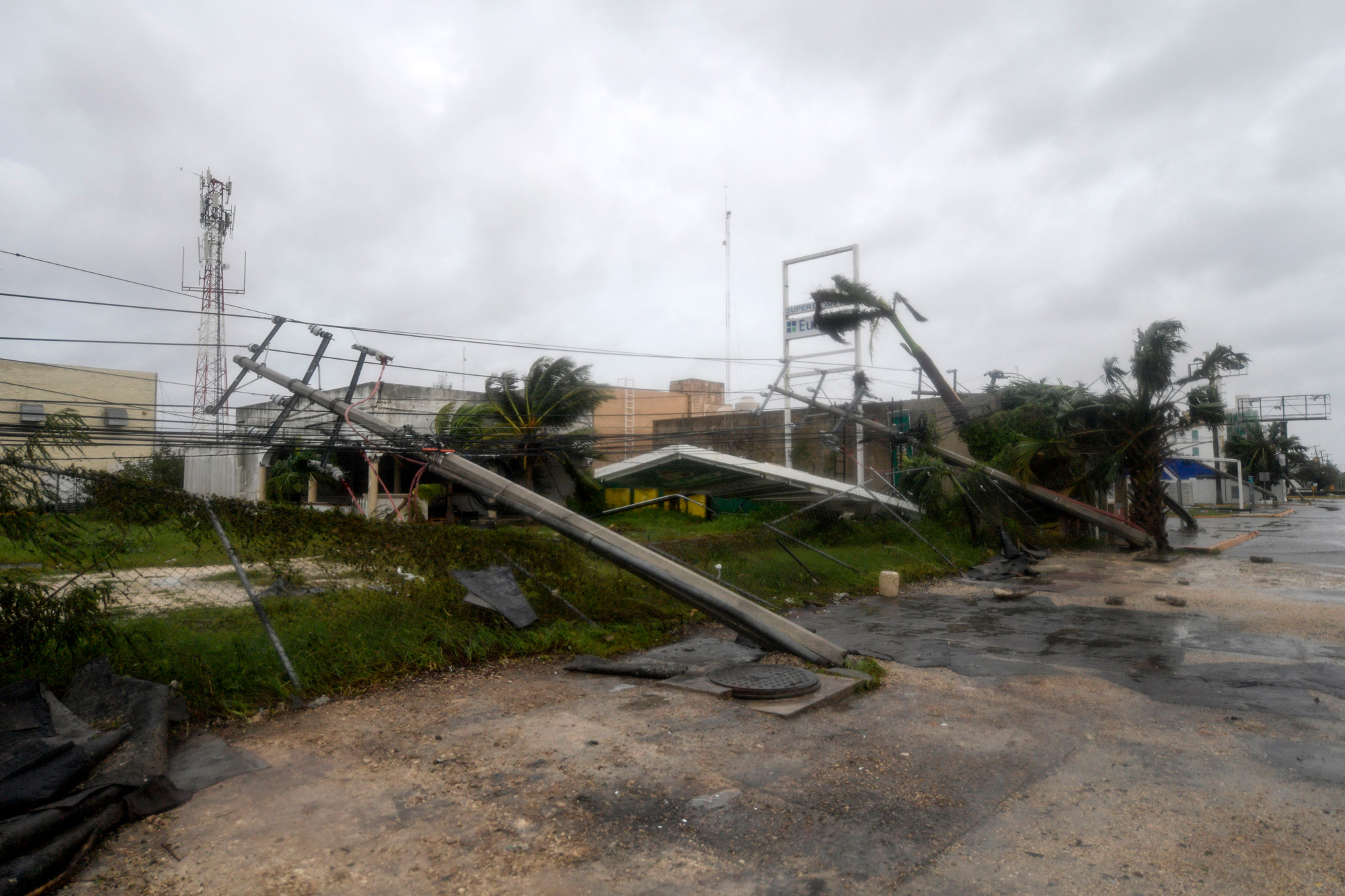 Nearly 40,000 people were evacuated in the Yucatán Peninsula head of ...