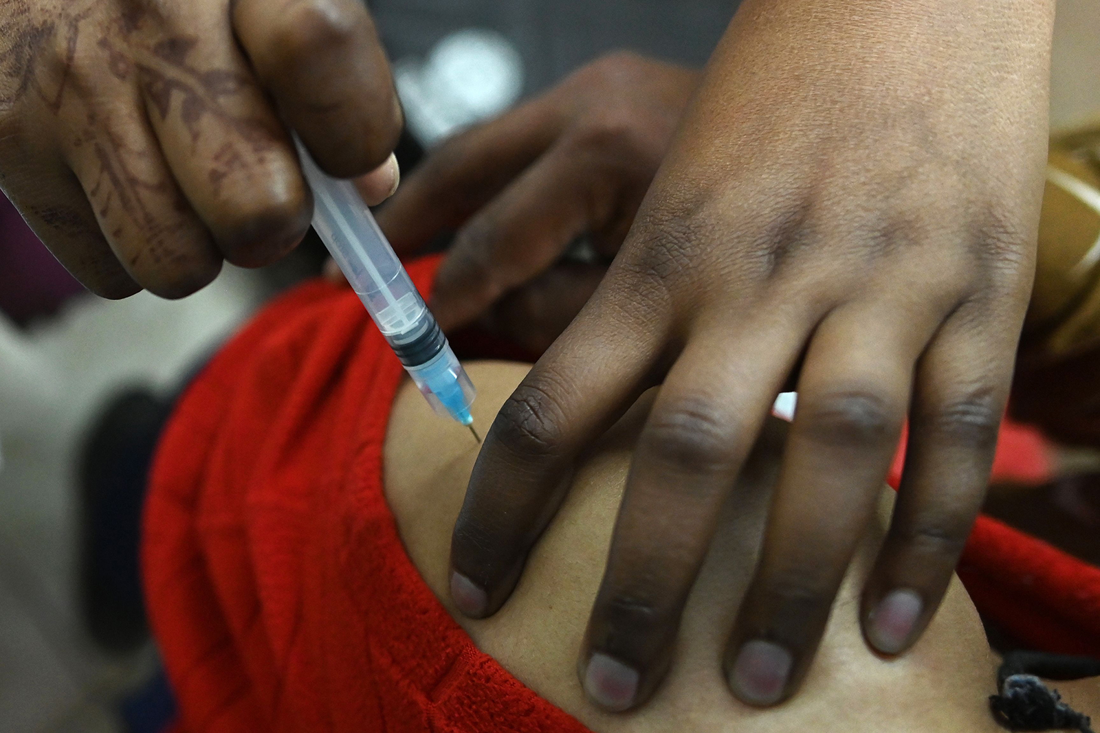 Un travailleur médical inocule un travailleur municipal avec un vaccin Covid-19 dans un centre de vaccination à New Delhi, en Inde, le 22 février.