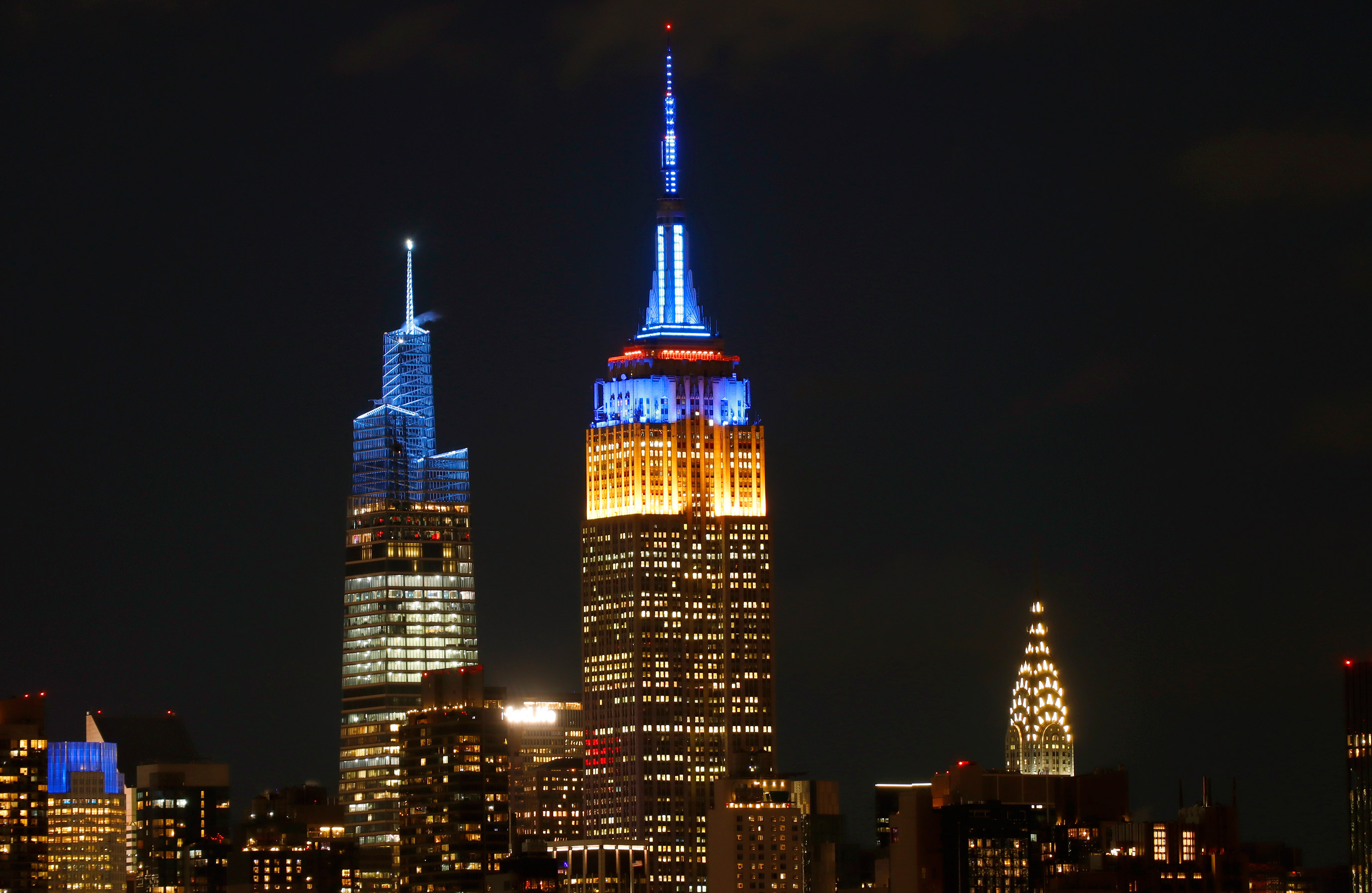 Het Empire State Building in New York City wordt op 25 februari verlicht in de kleuren van de Oekraïense vlag. 