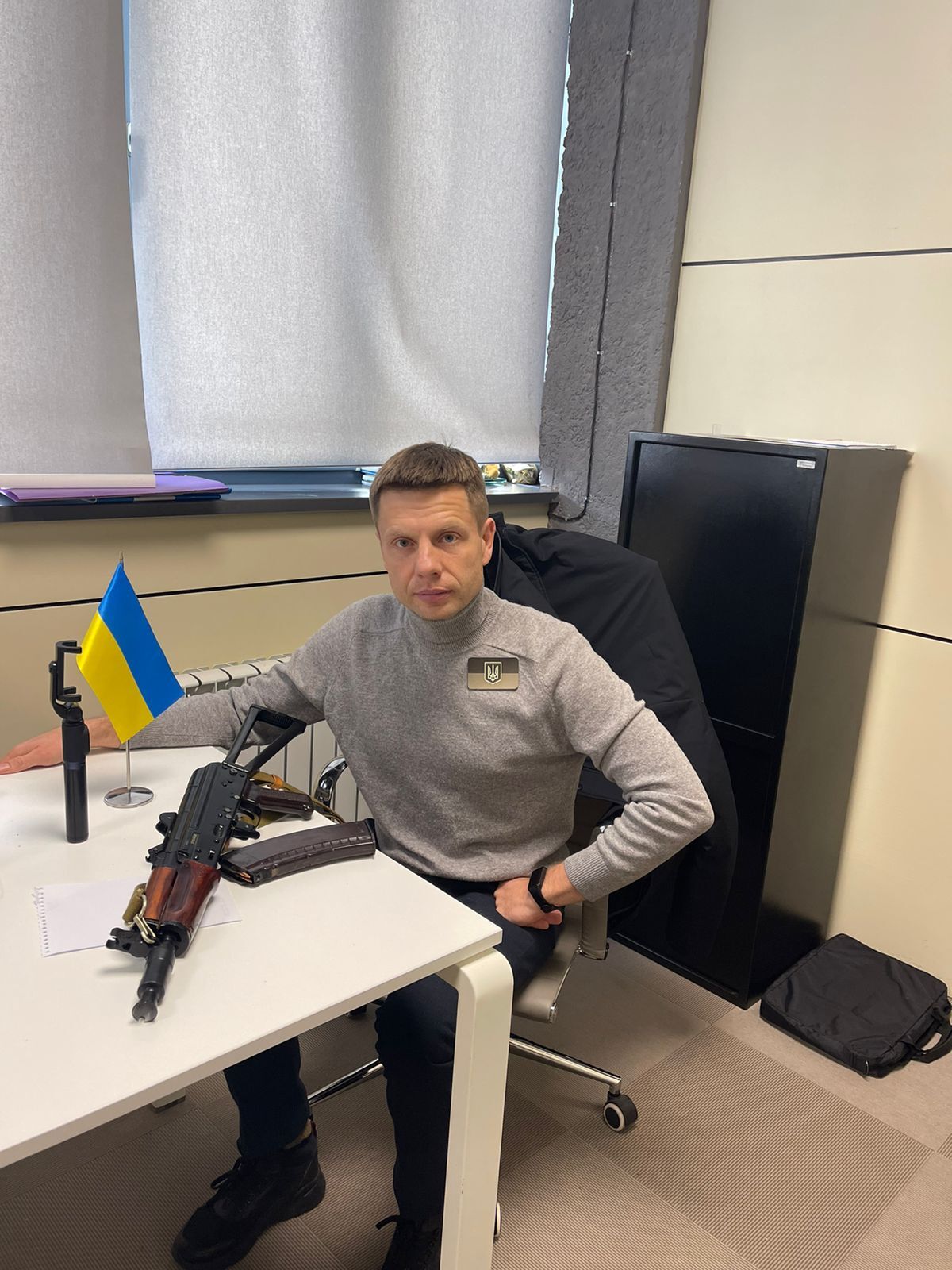 Goncharenko with the rifle given to him by the Ukrainian authorities.