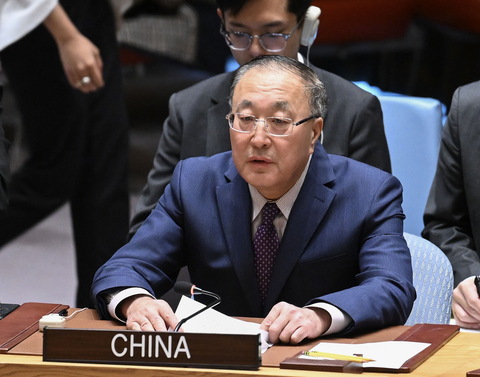 Zhang Jun (centro) asiste a la reunión del Consejo de Seguridad de las Naciones Unidas tras los fallos de la Corte Internacional de Justicia sobre Israel, en la sede de la ONU en Nueva York el 31 de enero de 2024. (Foto de )