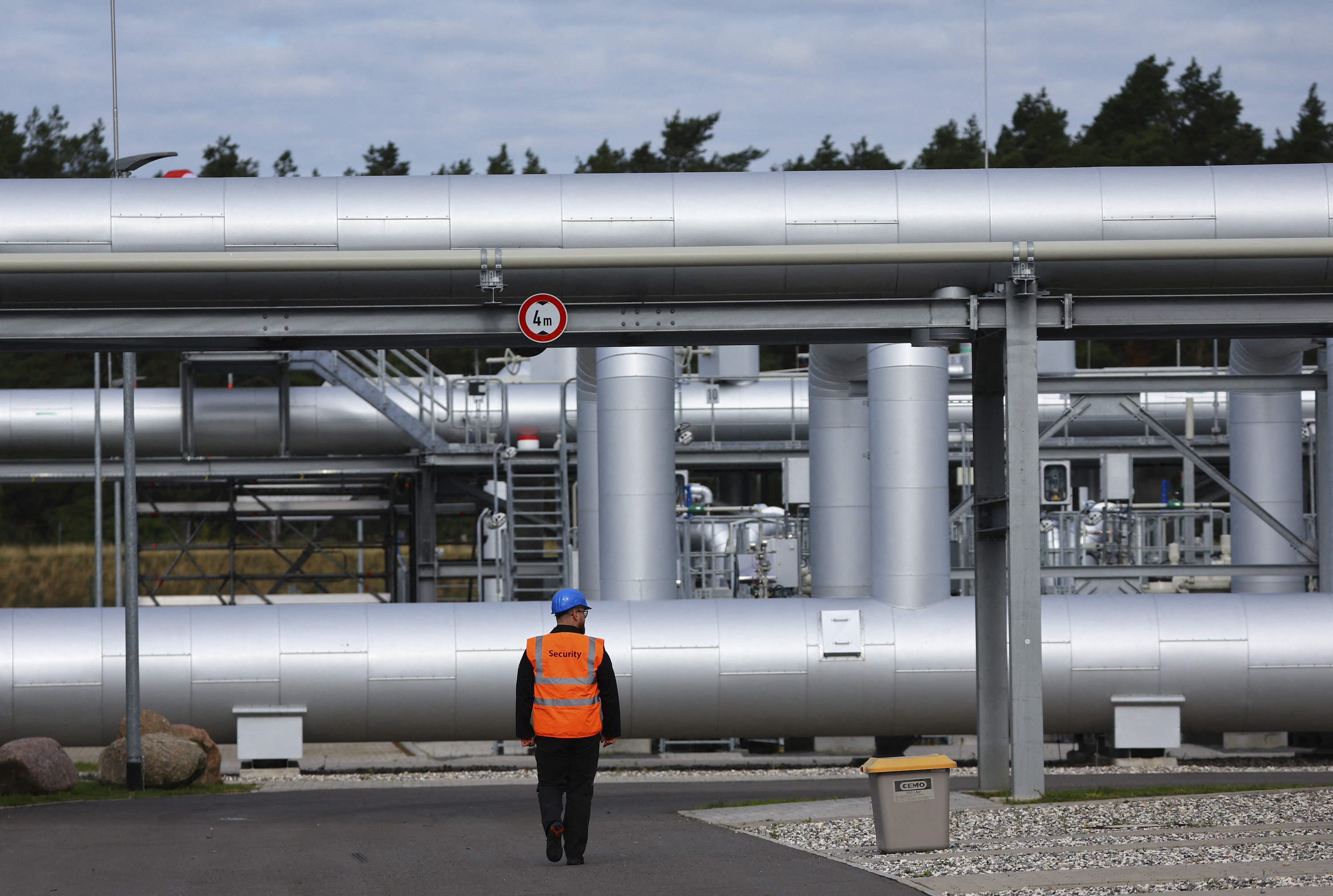 เจ้าหน้าที่รักษาความปลอดภัยเดินทัพหน้าโรงงานขึ้นฝั่งของท่อส่งน้ำ Nord Stream 2 ในเมืองลุบมิน ประเทศเยอรมนี เมื่อวันที่ 19 กันยายน