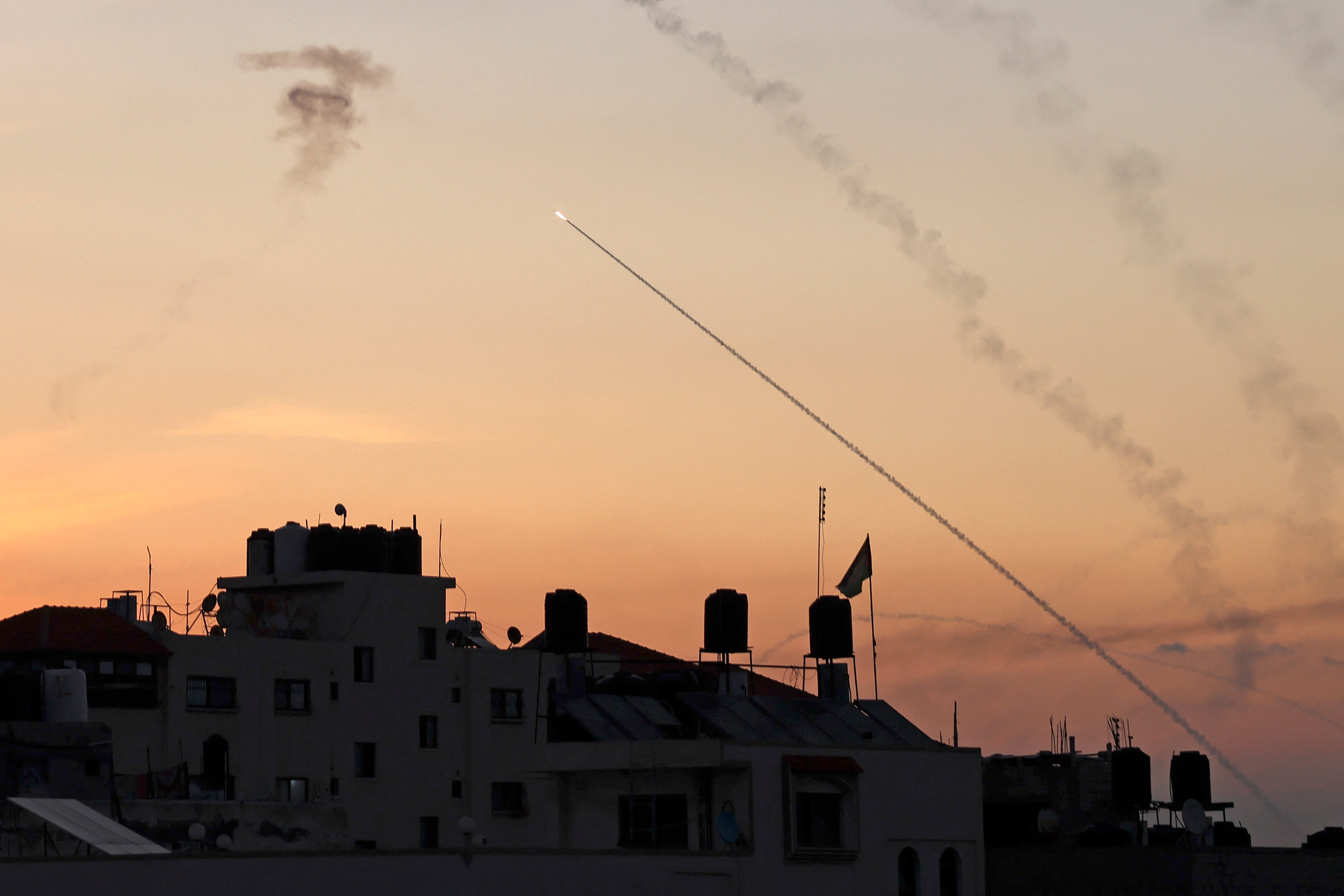 Raketat hidhen nga qyteti i Gazës ndërsa sistemi i mbrojtjes ajrore i Iron Dome i Izraelit përpiqet t'i kapë ato më 7 tetor 2023.