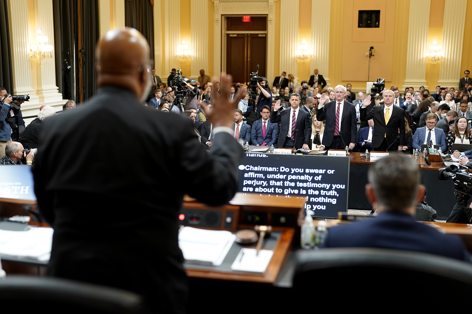 Representative Benny Thompson, Chairman of the House Select Committee to Investigate the January 6 Attack on the U.S. Capitol, left, swears in to Richard Donoghue, acting deputy attorney general, right, Jeffrey Rosen, acting attorney general, and Stephen Engel, assistant The former US attorney general for the Office of Legal Counsel, during a hearing in Washington, D.C., on Thursday.